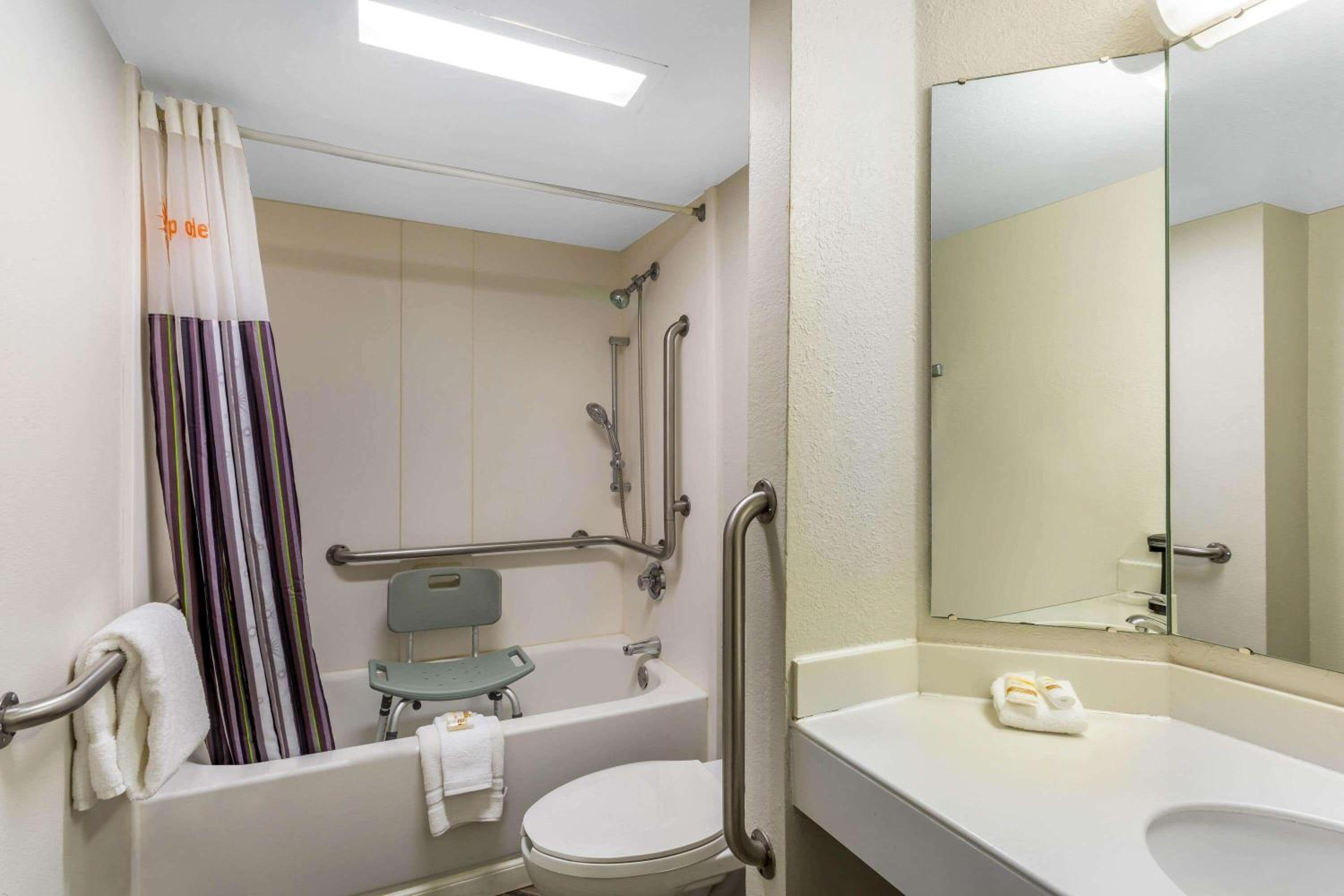 King Room with Roll-In Shower - Mobility Access/Non-Smoking photo 3