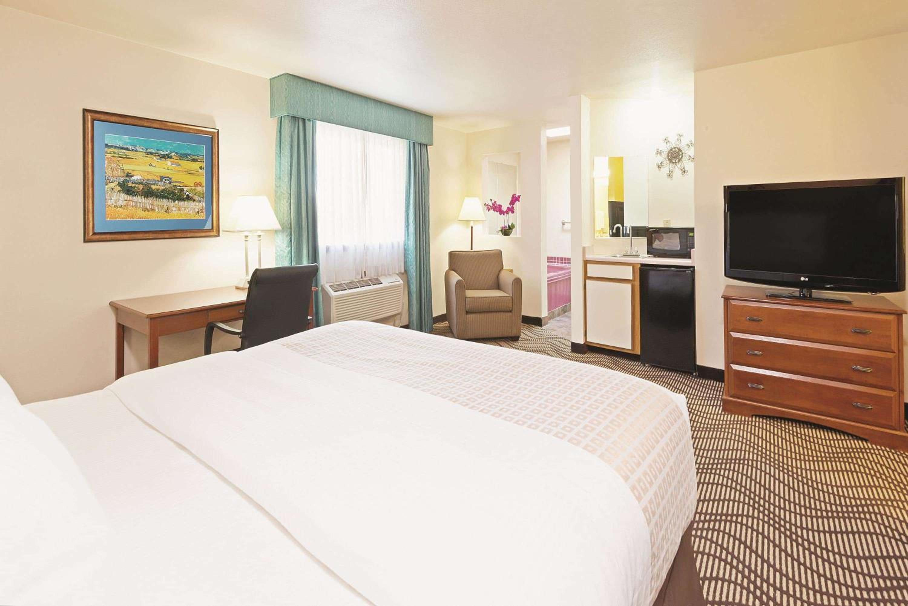 Deluxe King Room - Non-Smoking - Photo 1