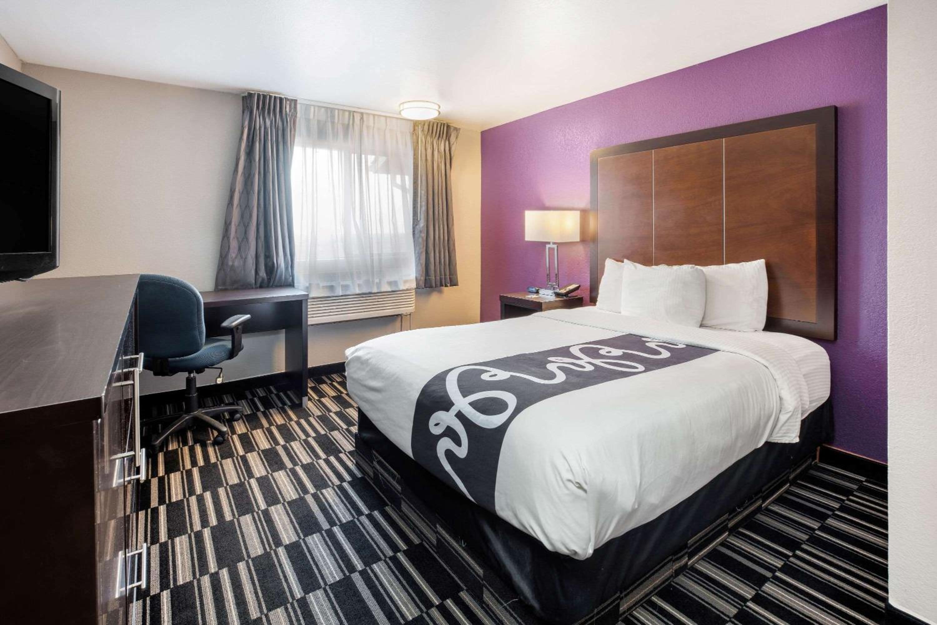 Deluxe King Room - Photo 1