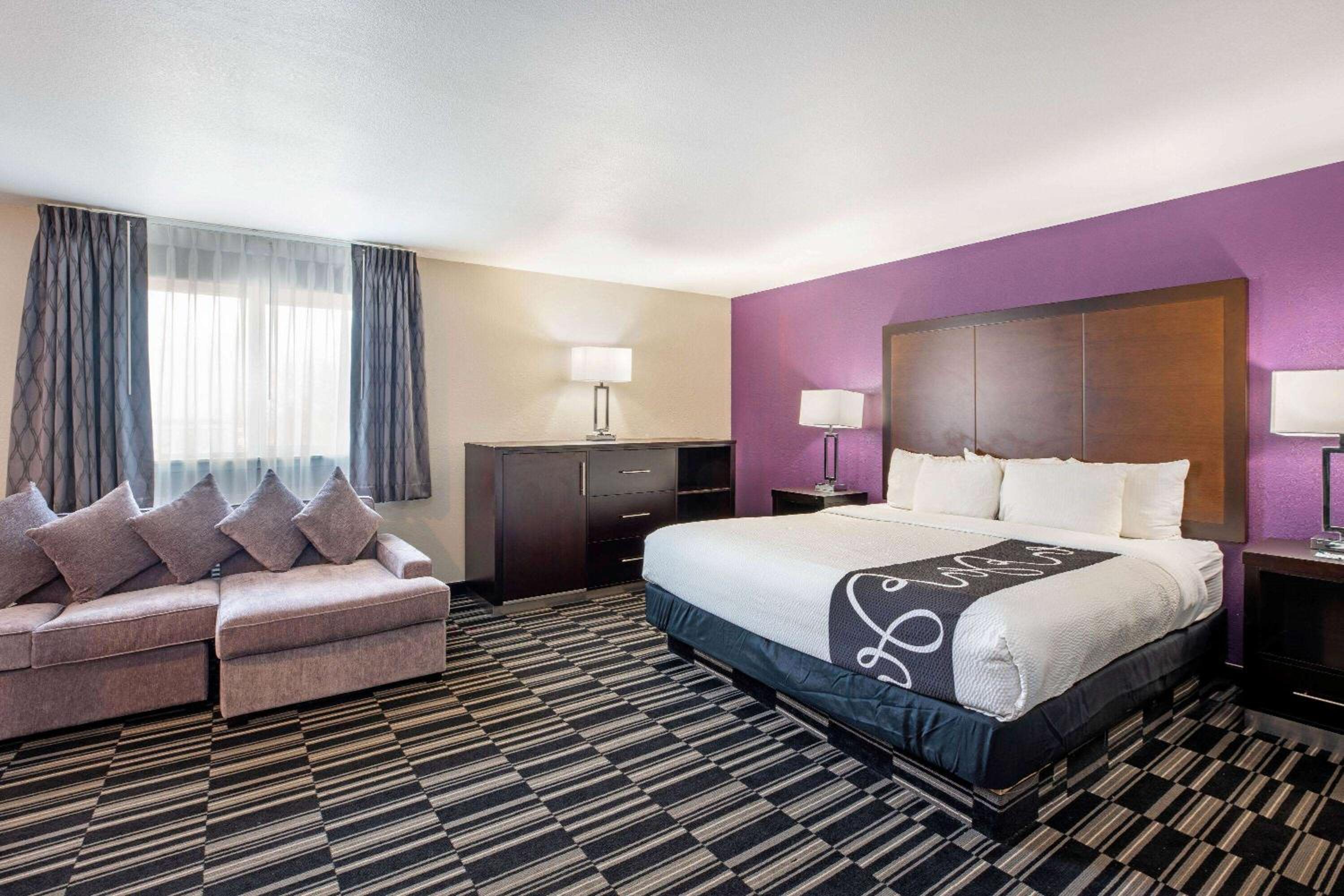 Deluxe King Room - Non-Smoking - Photo 2