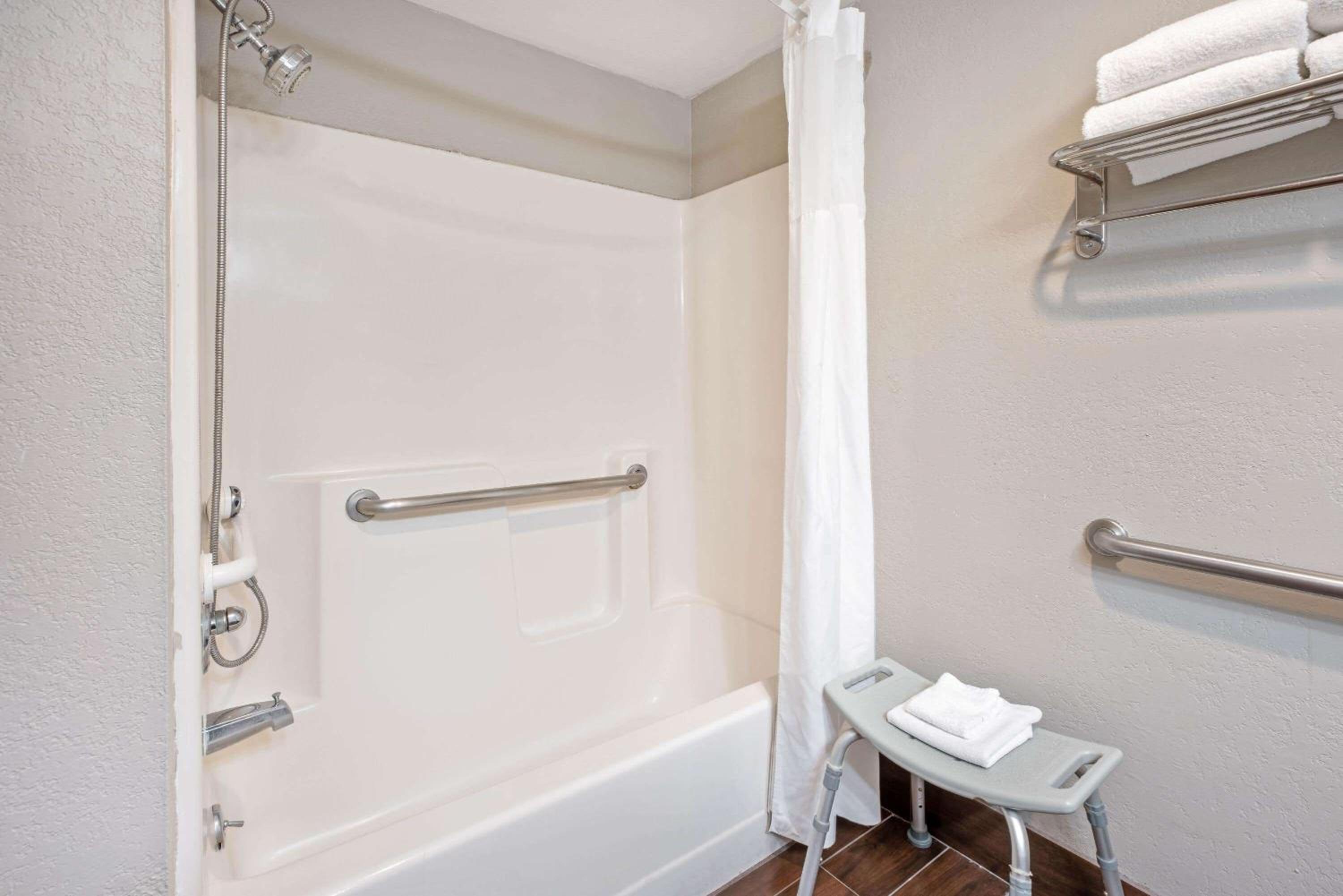 Queen Room with Two Queen Beds and Bath Tub - Mobility Accessible/Non-Smoking - Photo 2