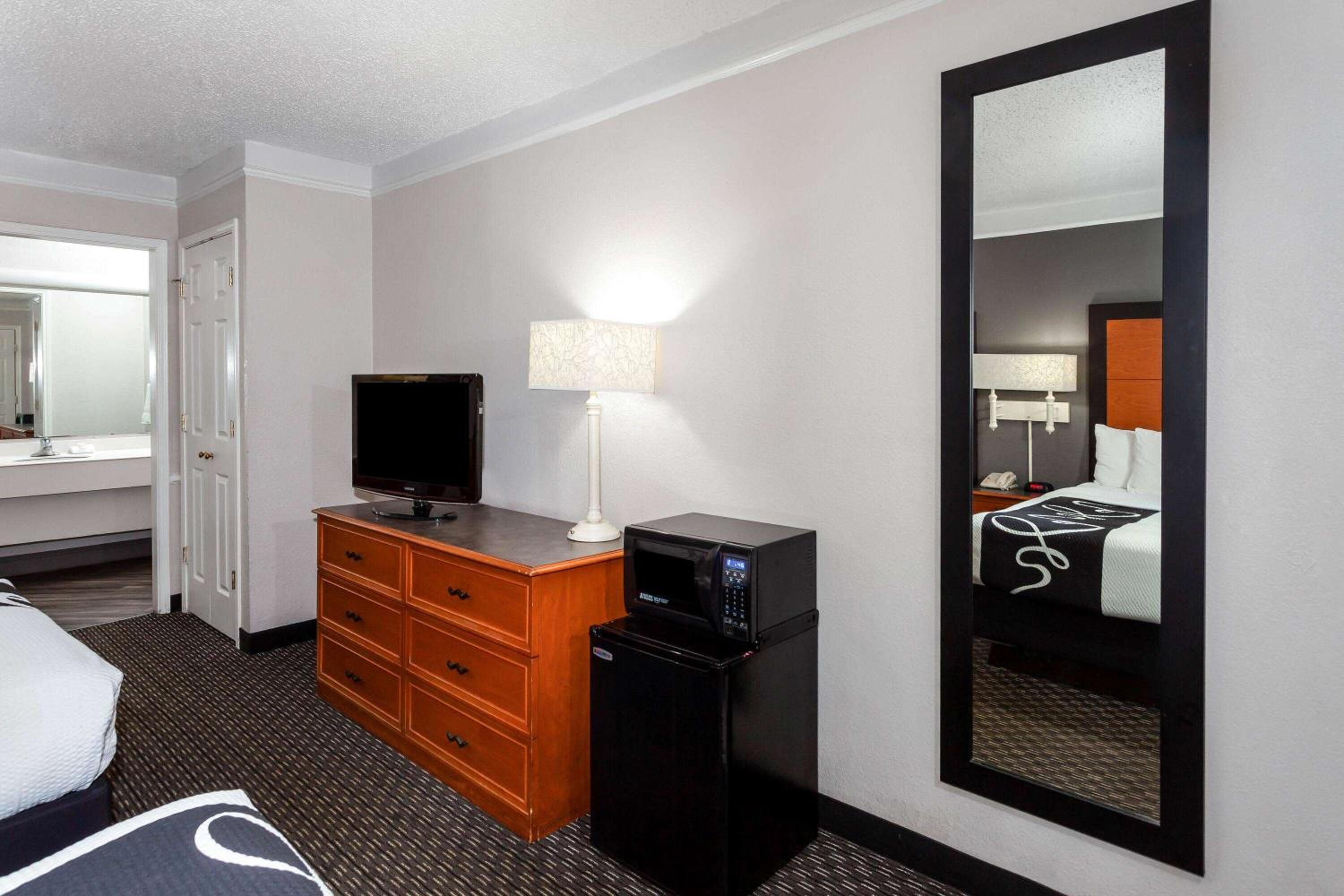 Deluxe Queen Room - Non-Smoking - Photo 7