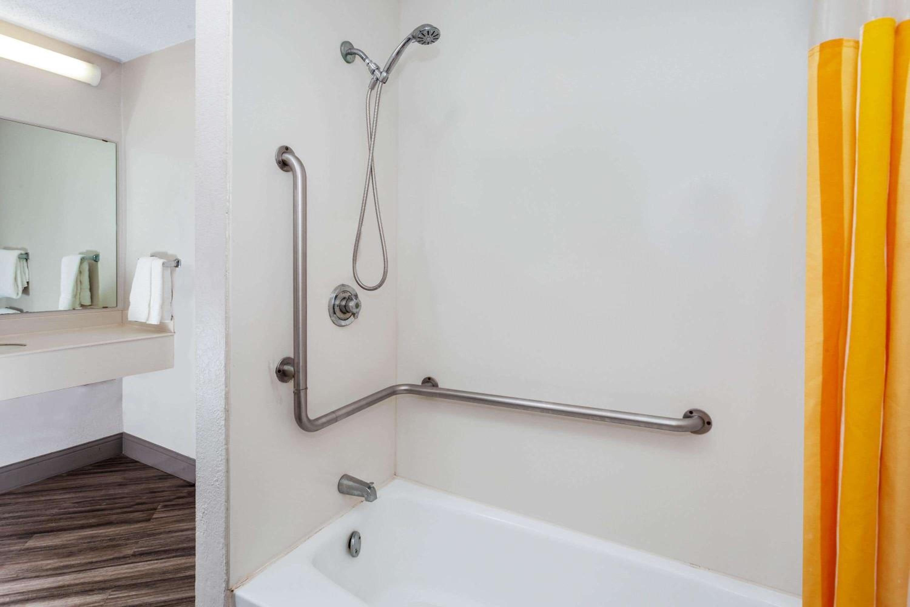 King Room with Bath Tub - Mobility/Hearing Accessible - Non-Smoking - Photo 5