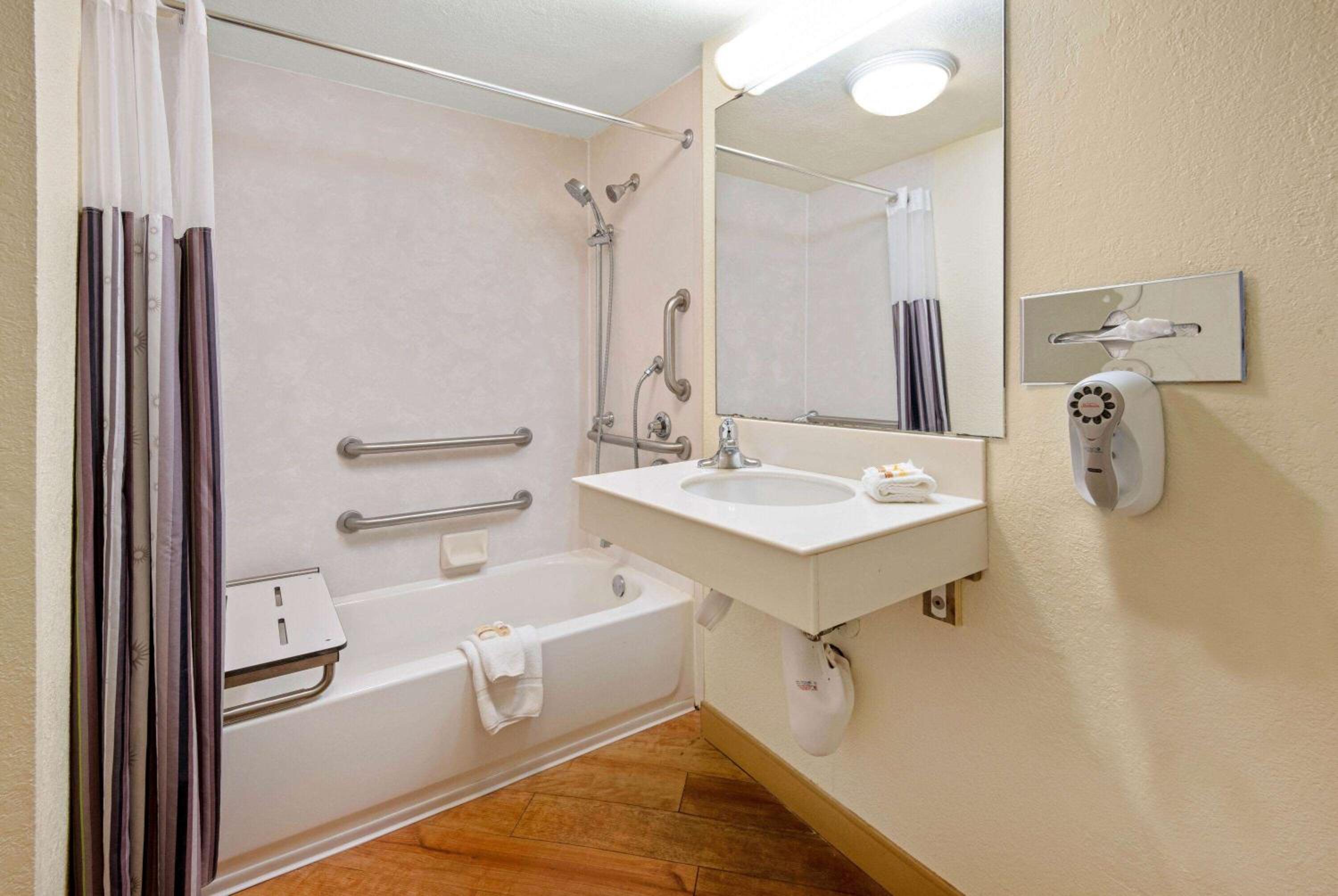King Room with Bath Tub - Mobility/Hearing Accessible - Non-Smoking - Photo 5