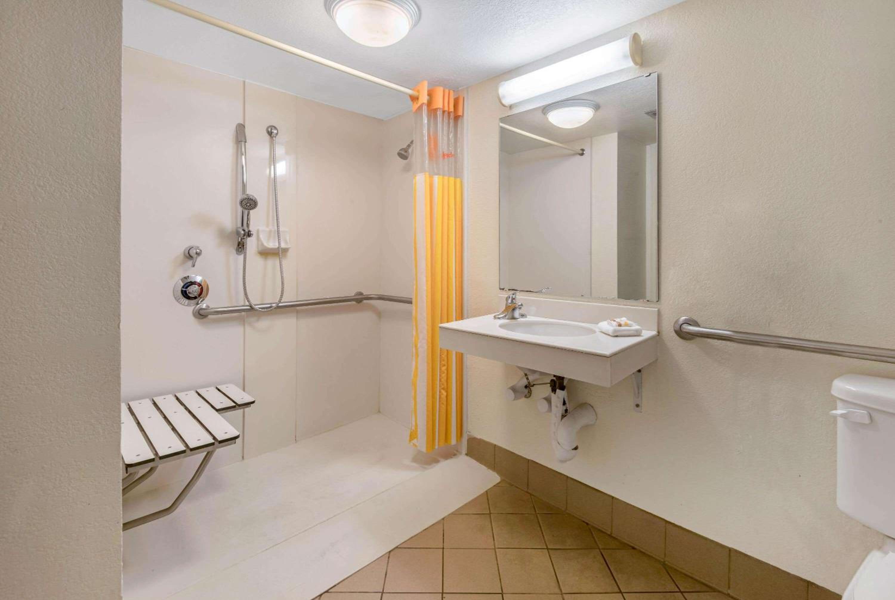 King Room with Roll-In Shower - Mobility/Hearing Accessible - Non-Smoking - Photo 4