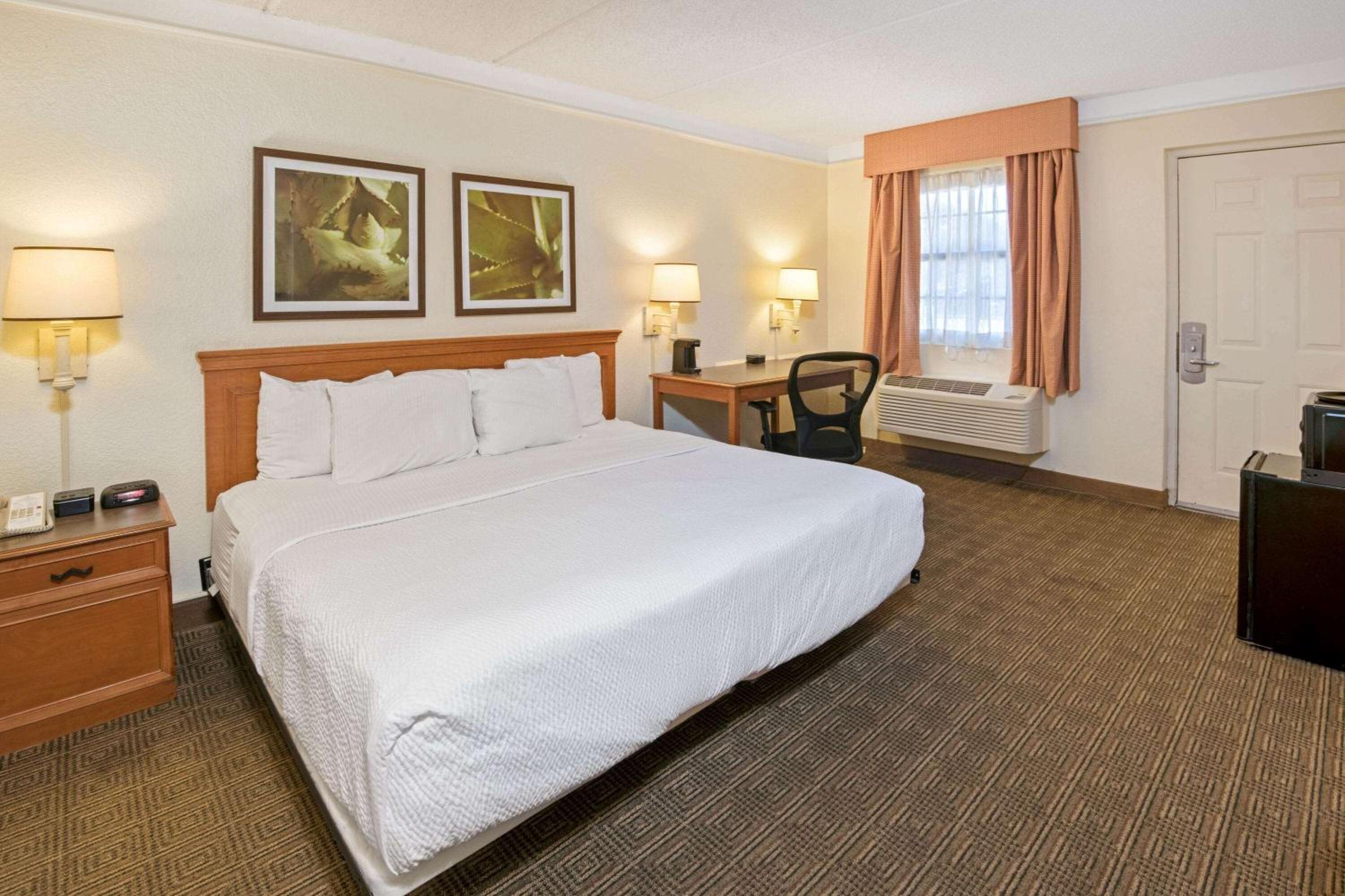 King Room with Bath Tub - Mobility/Hearing Accessible - Non-Smoking - Photo 2