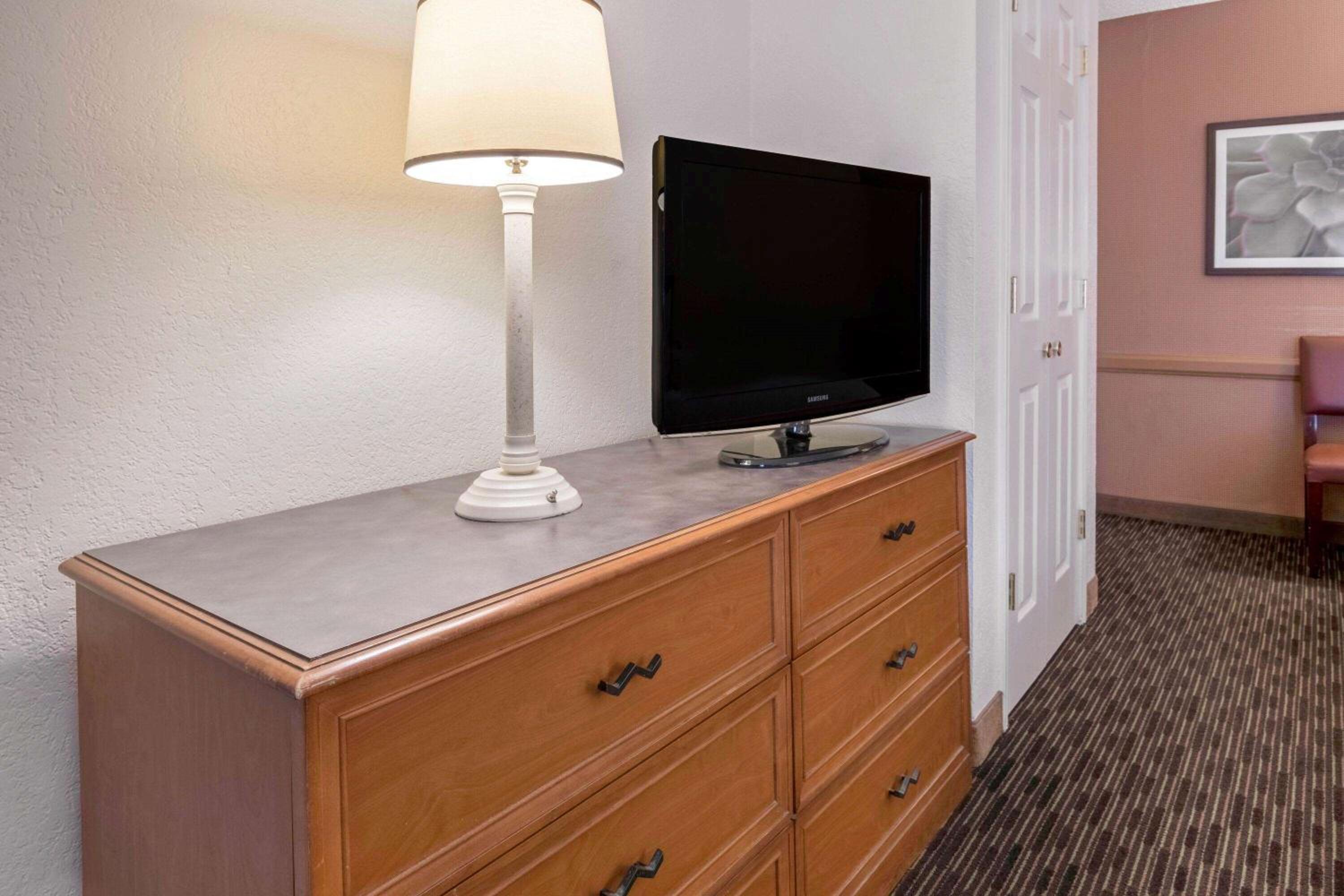 Standard King Room - Photo 3
