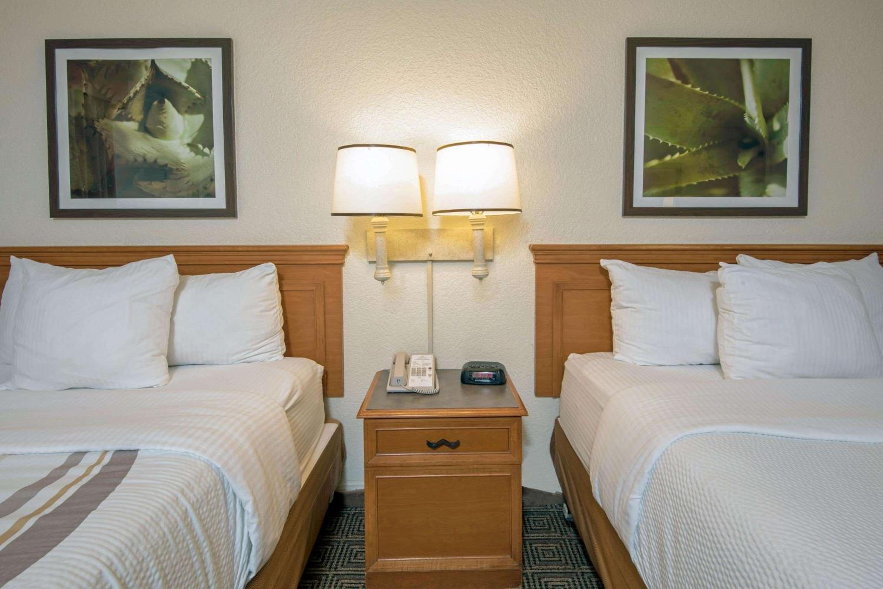 Standard Room with Two Double Beds - Photo 4
