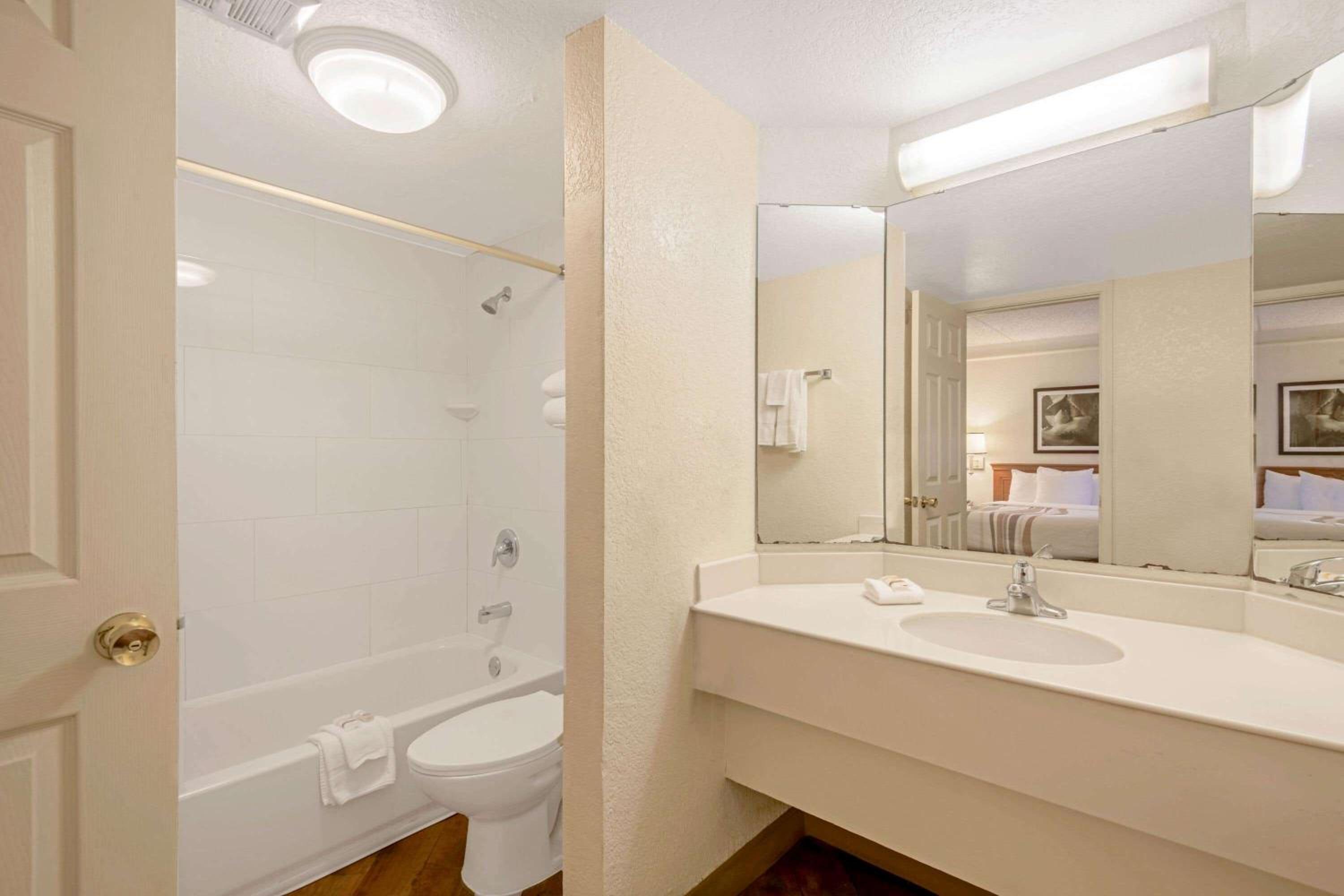 Standard King Room - Photo 2