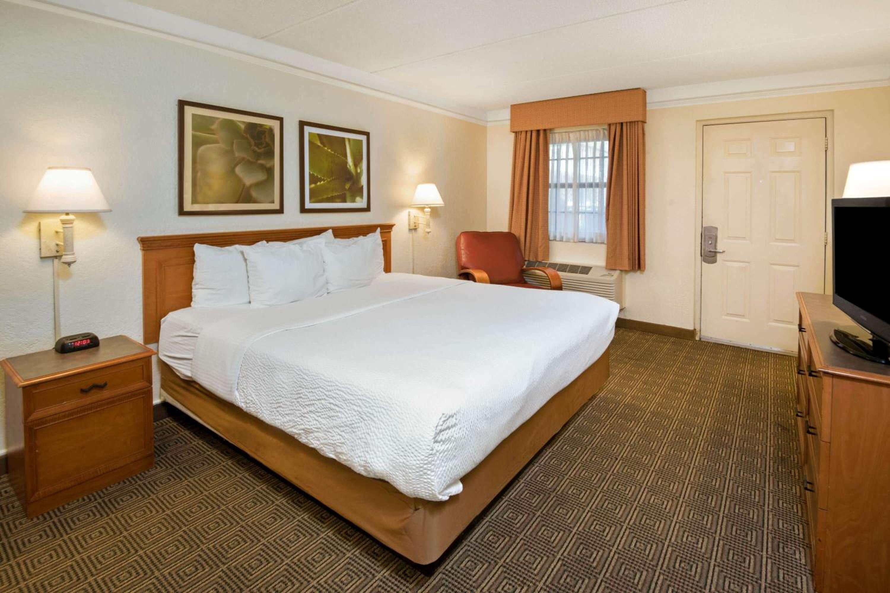 Standard King Room - Photo 4