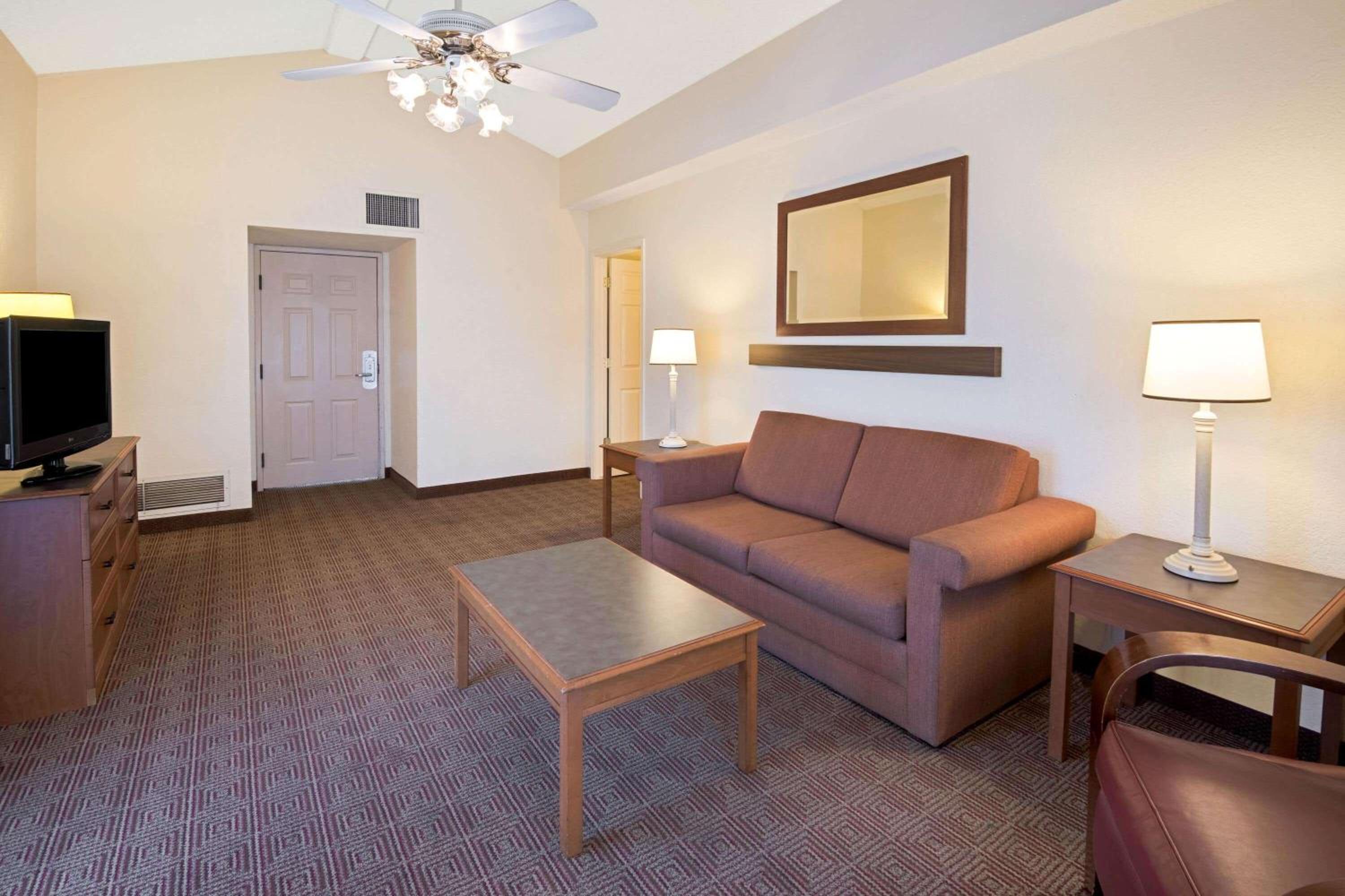 Deluxe King Suite - Non-Smoking - Photo 4