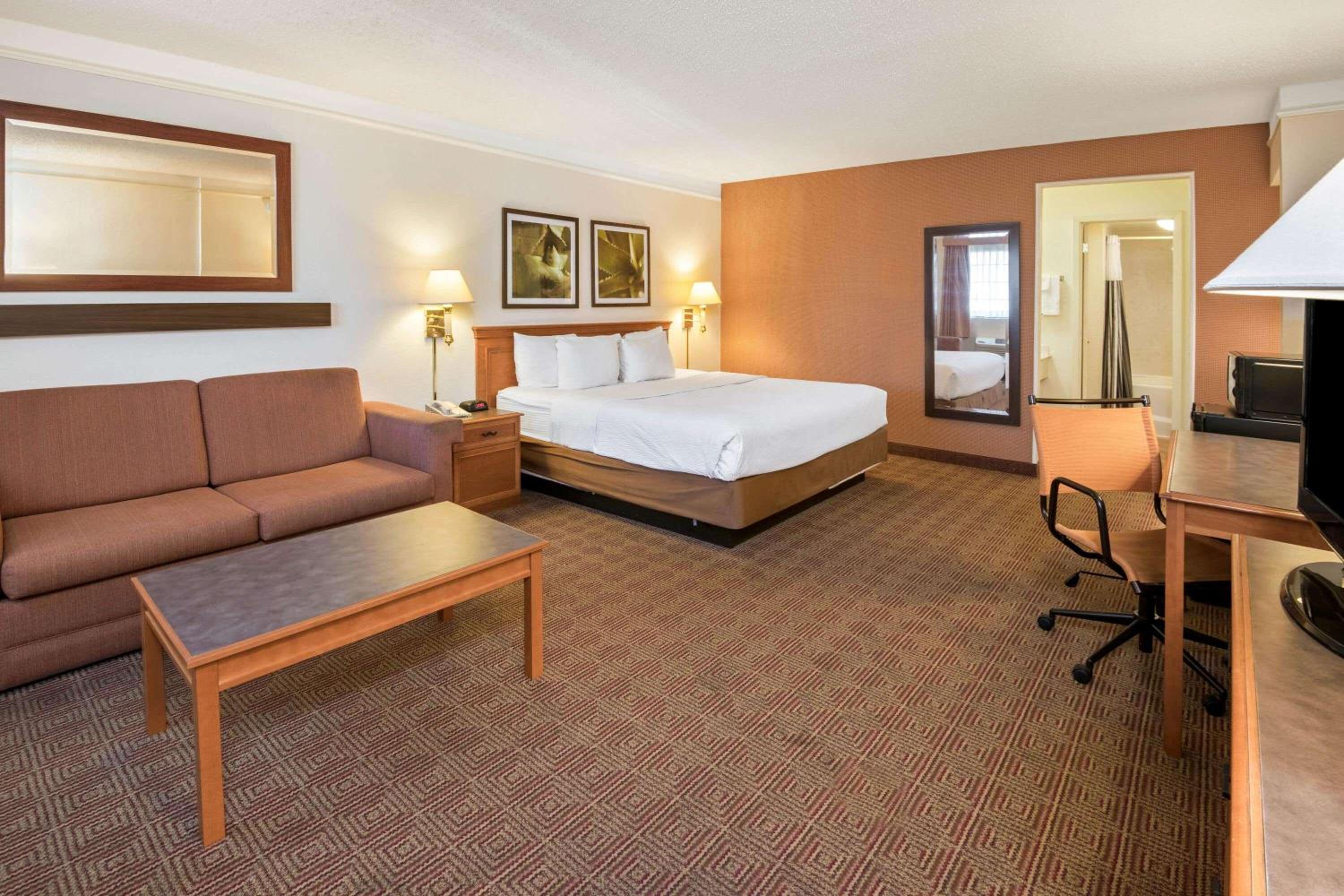 Junior King Suite - Non-Smoking - Photo 2