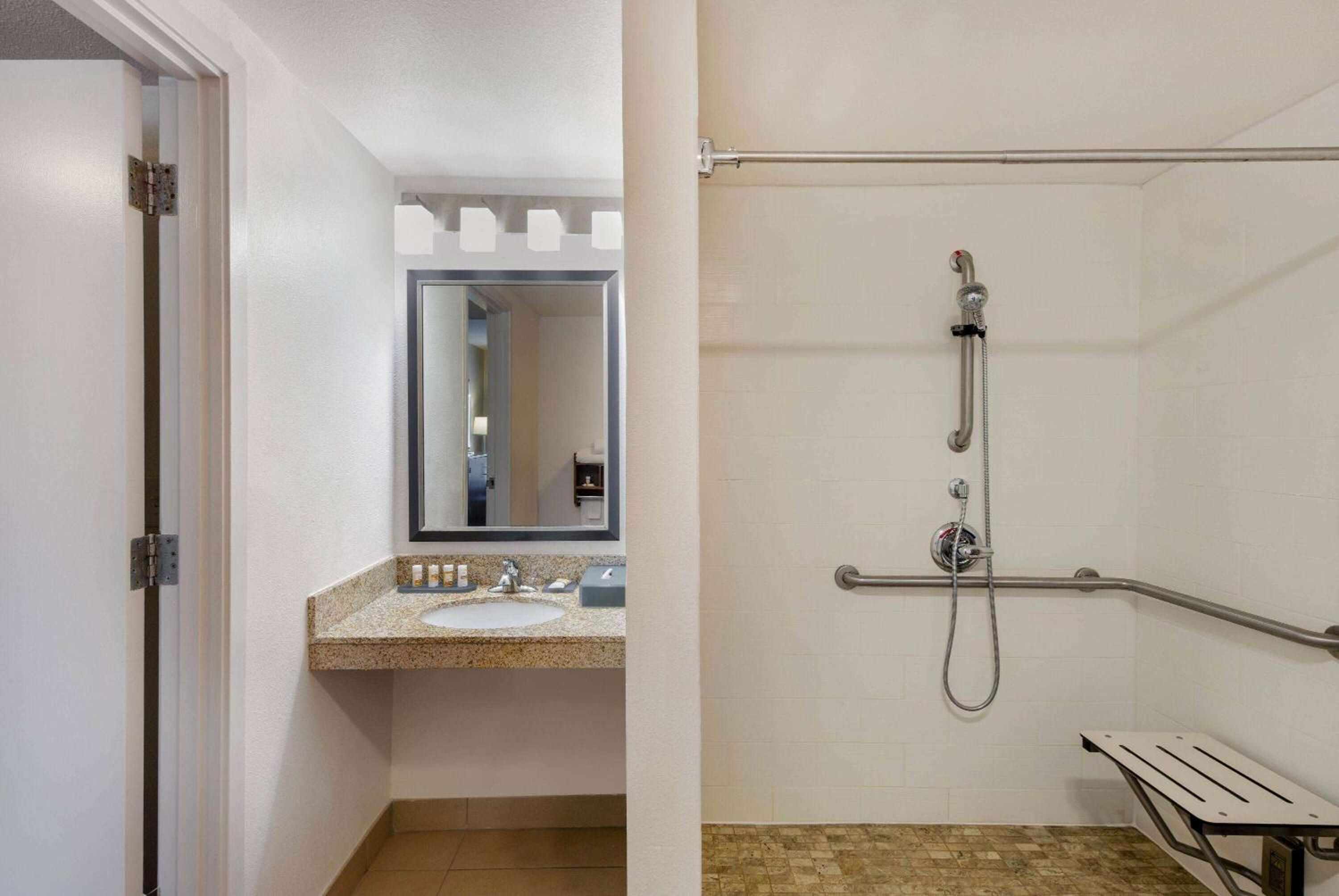 King Room - Disability Access - Photo 3