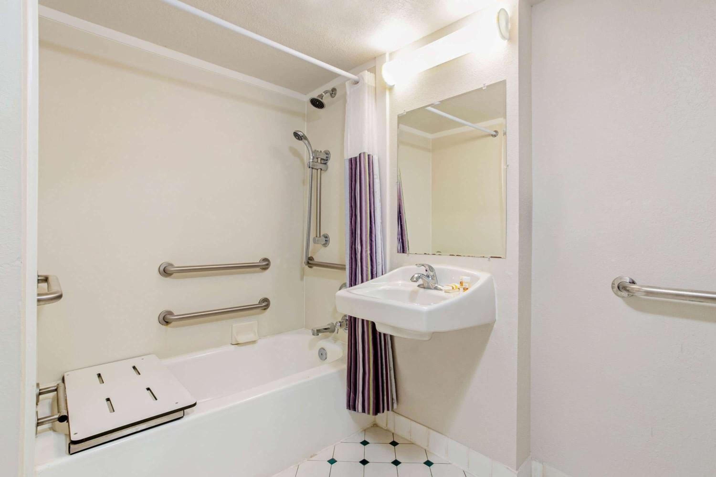 Double Room with Two Double Beds - Disability Access - Photo 4