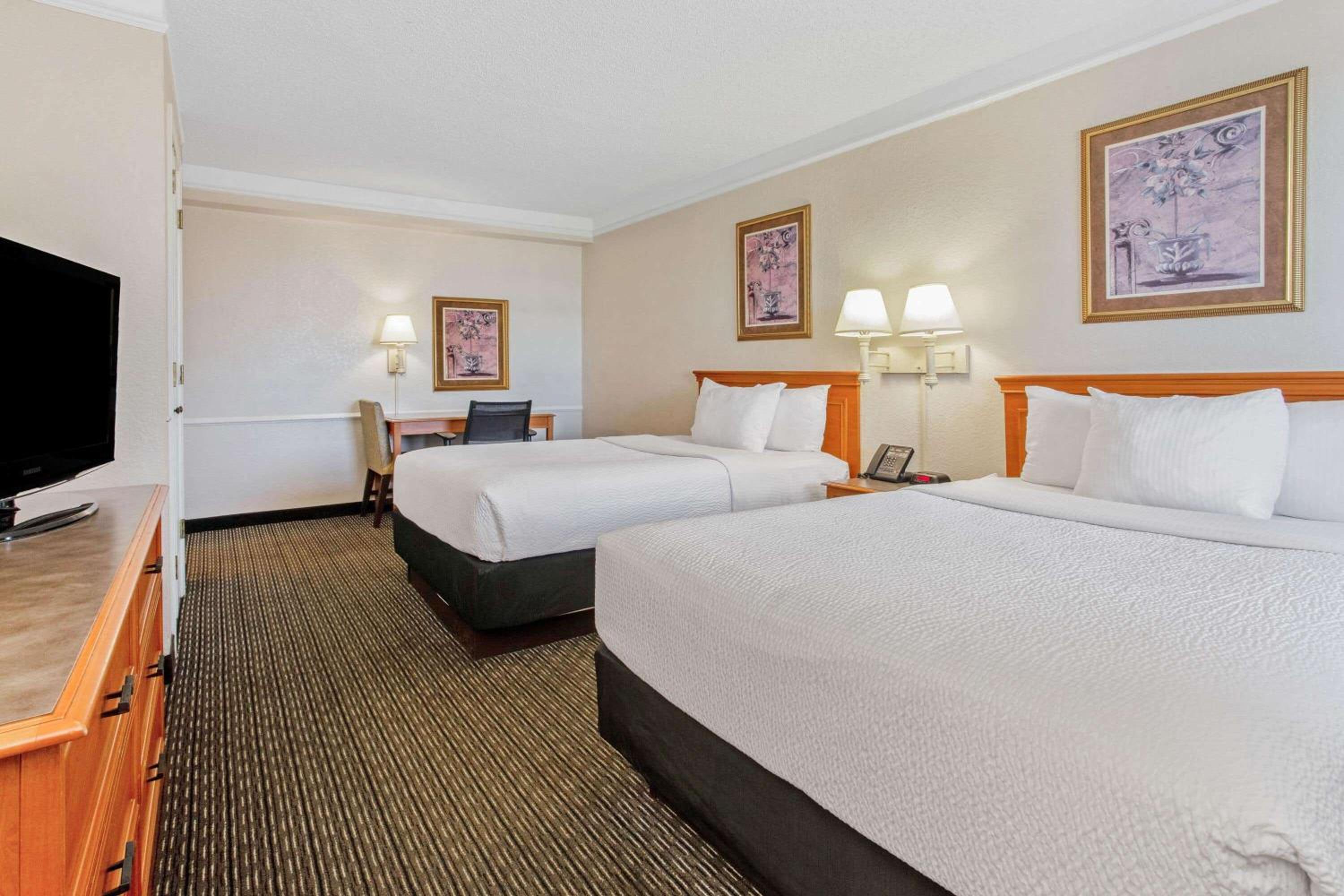 Double Room with Two Double Beds - Photo 5