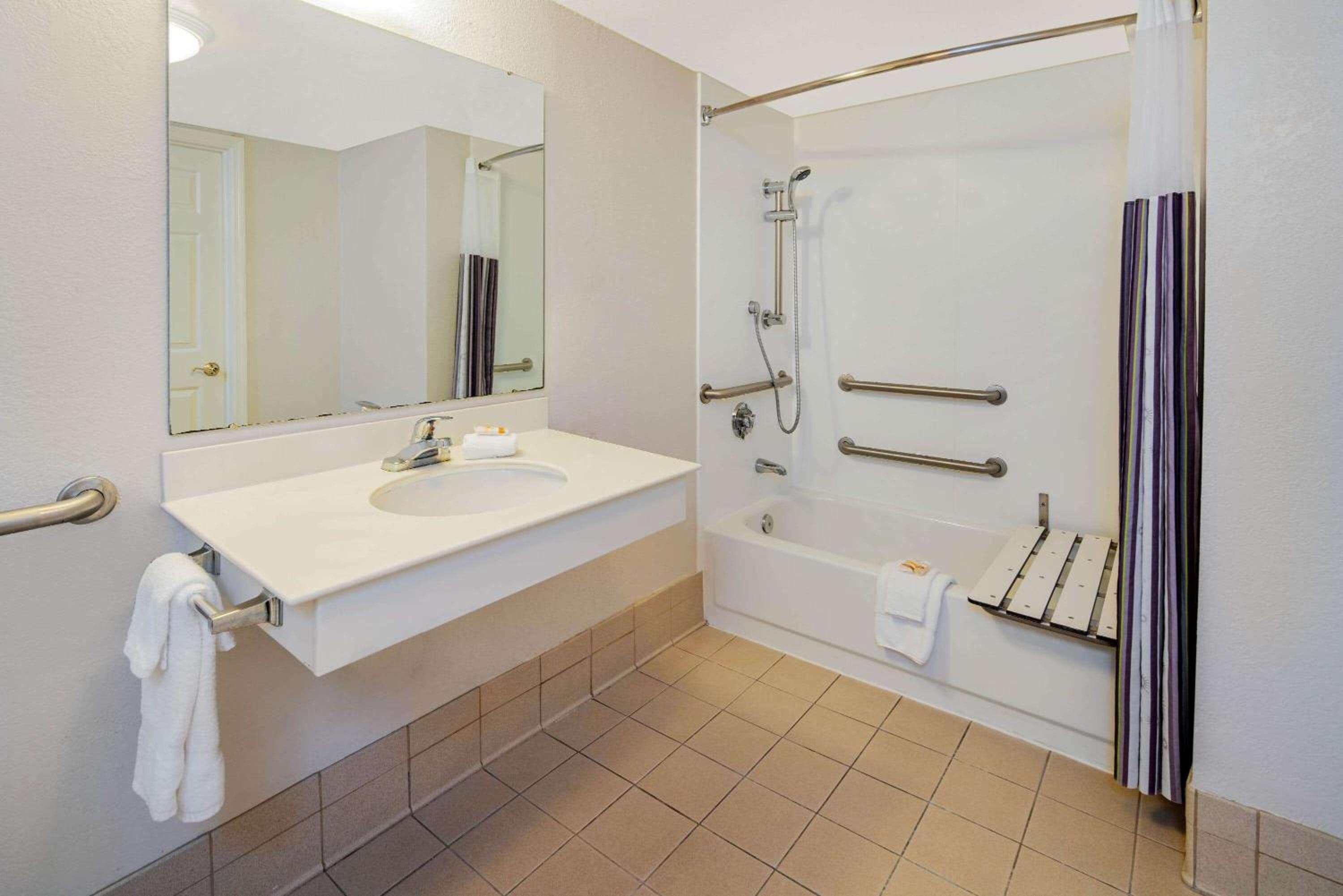Double Room - Mobility Access/Non-Smoking - Photo 2