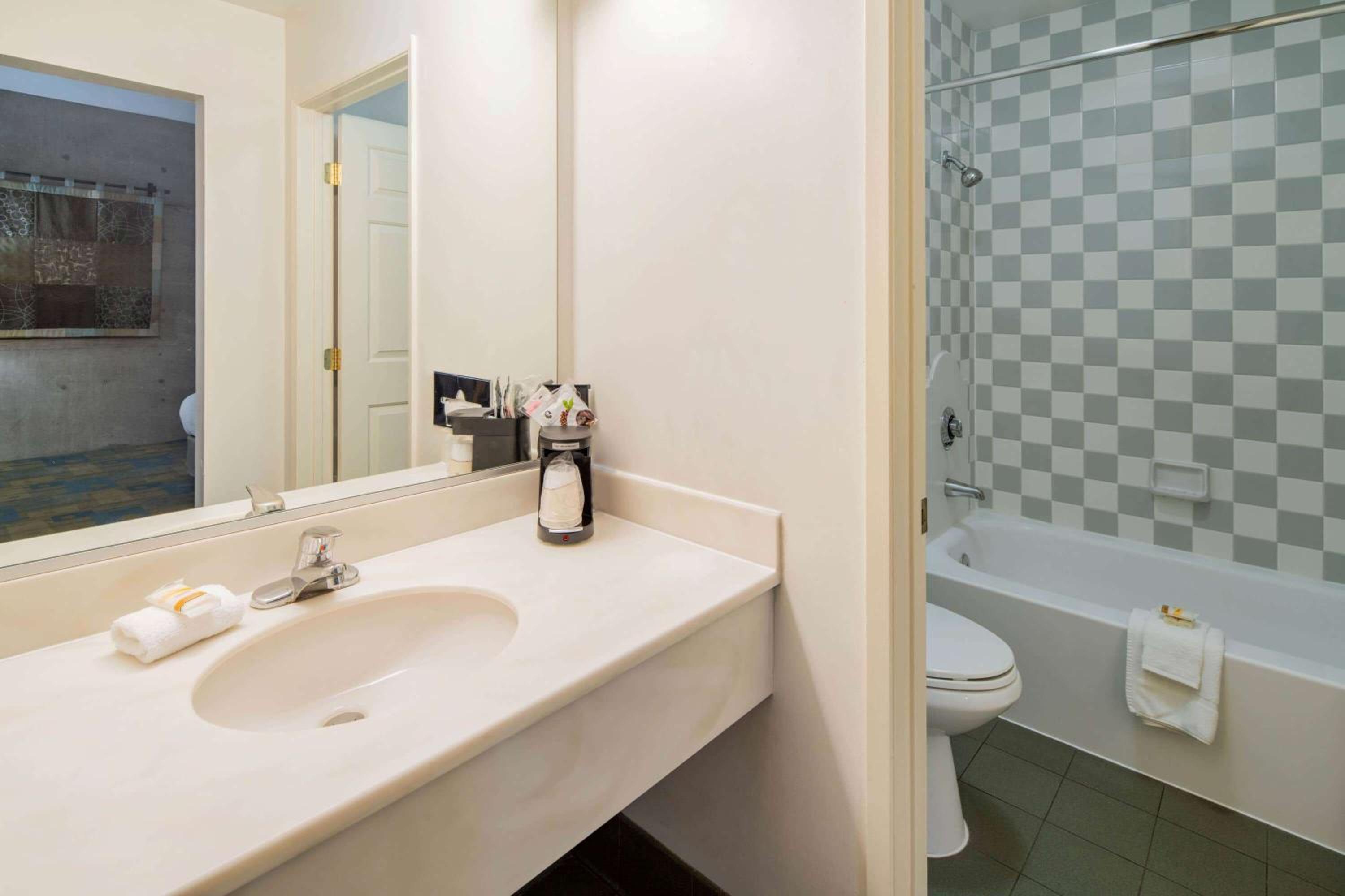 Double Room with Two Double Beds - Non-Smoking - Photo 3
