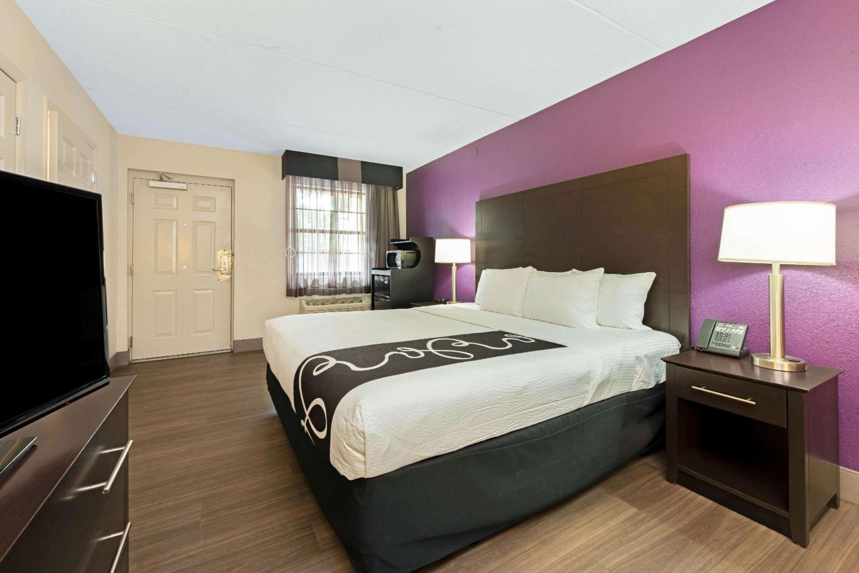 King Room with Mobility/Hearing Impaired Access - Non-Smoking photo 3