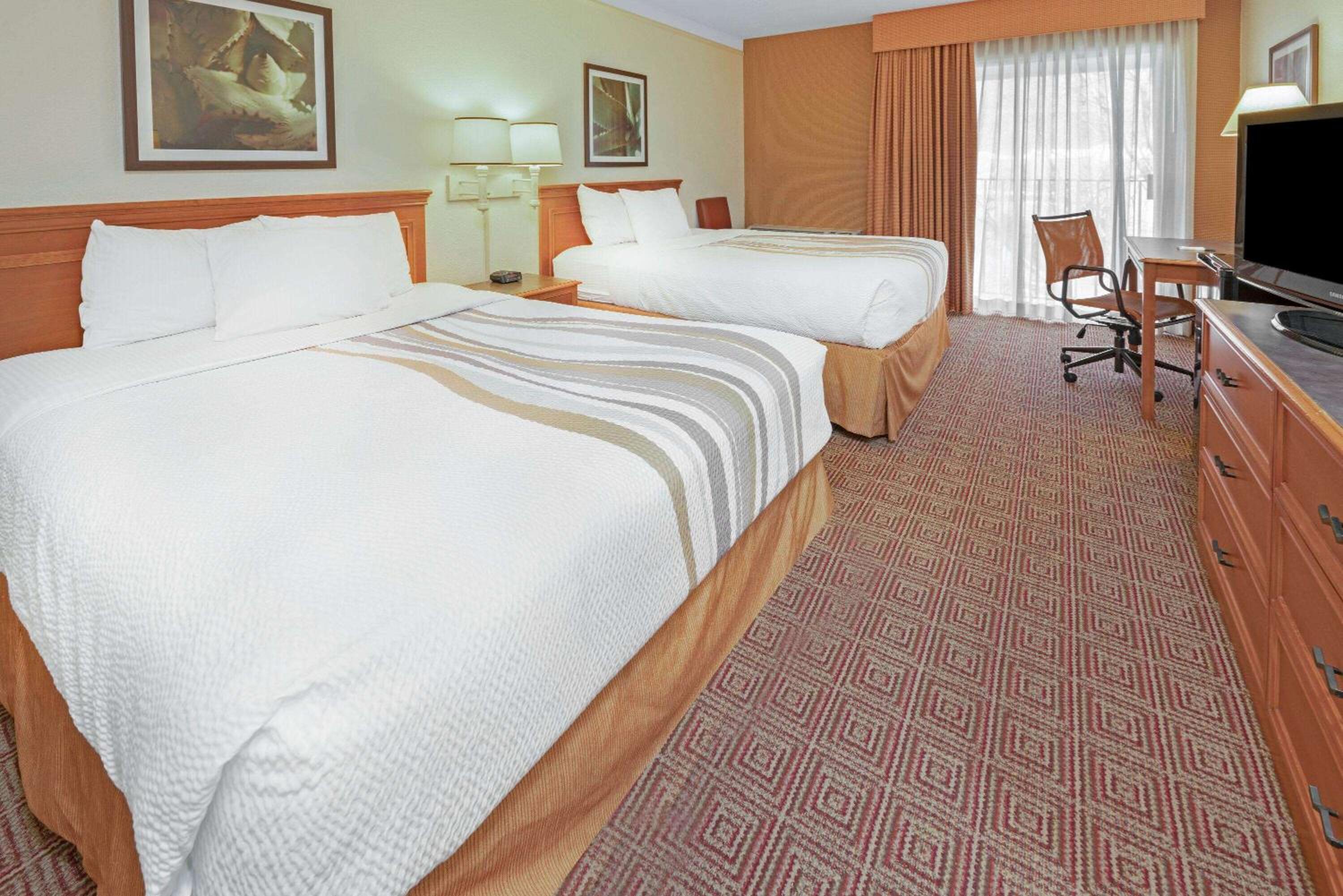 Deluxe Queen Room with Two Queen Beds - Non-Smoking photo 2