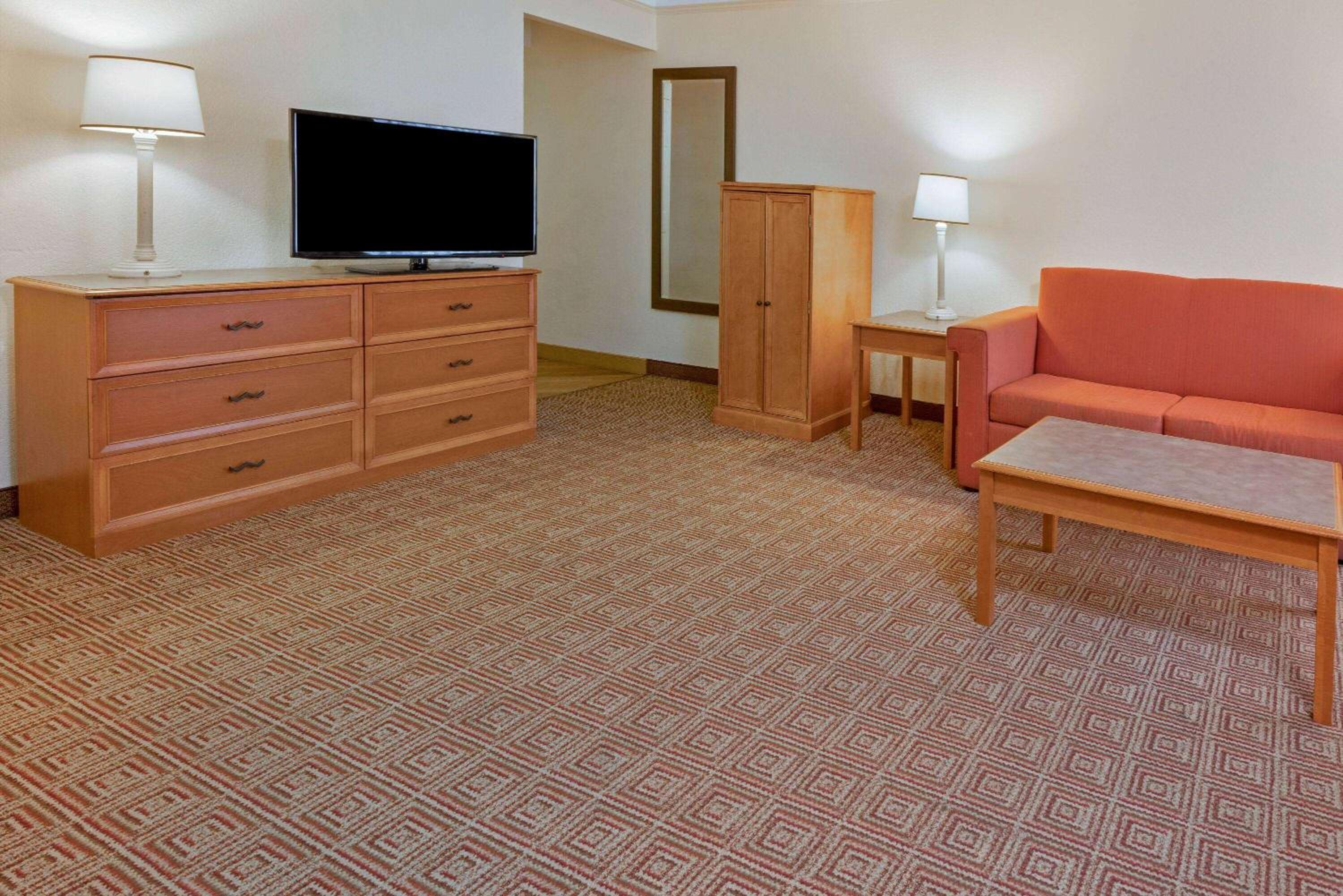 Deluxe King Room - Non-Smoking photo 2