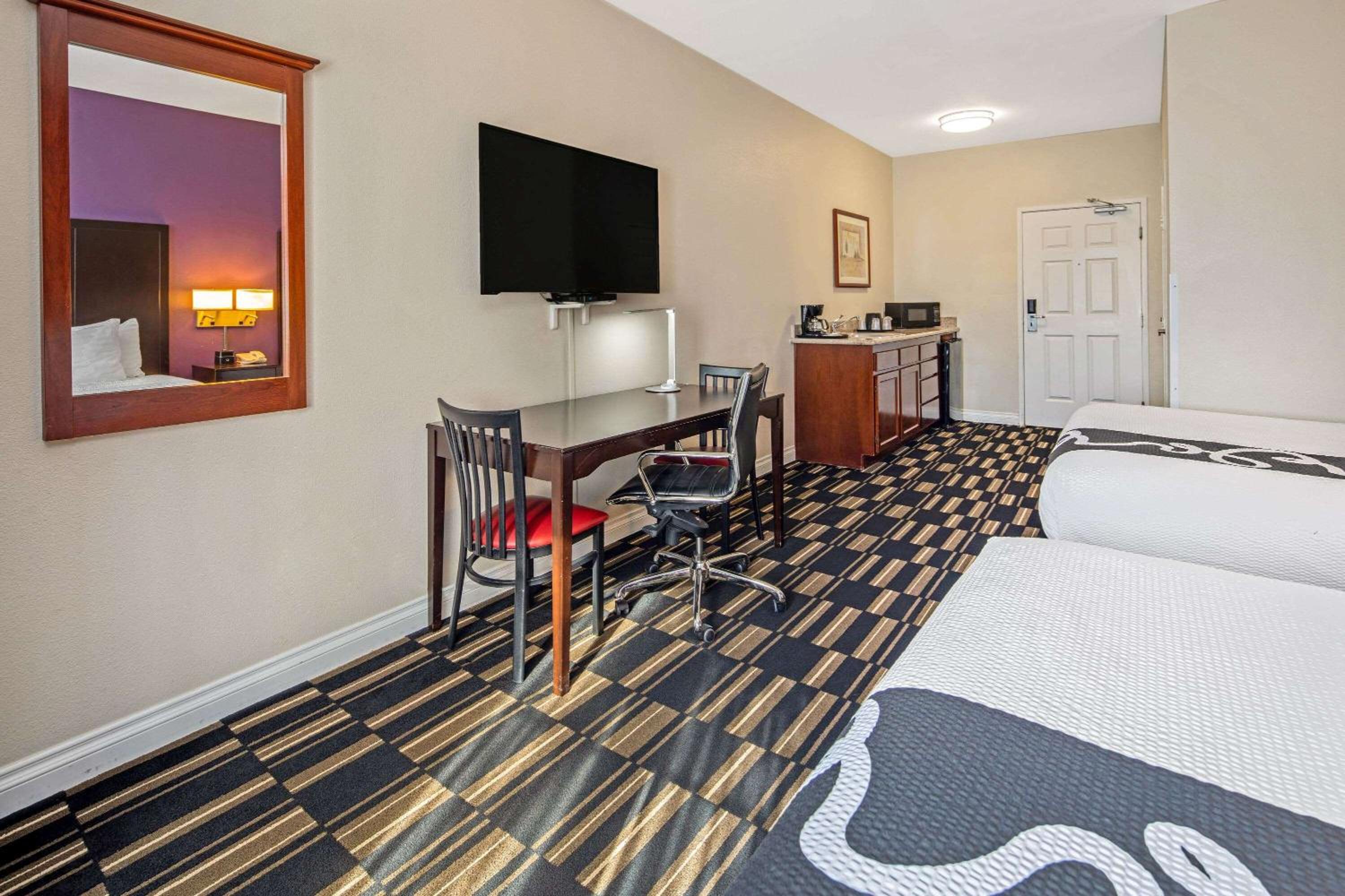 Standard Queen Room with Two Queen Beds - Photo 18