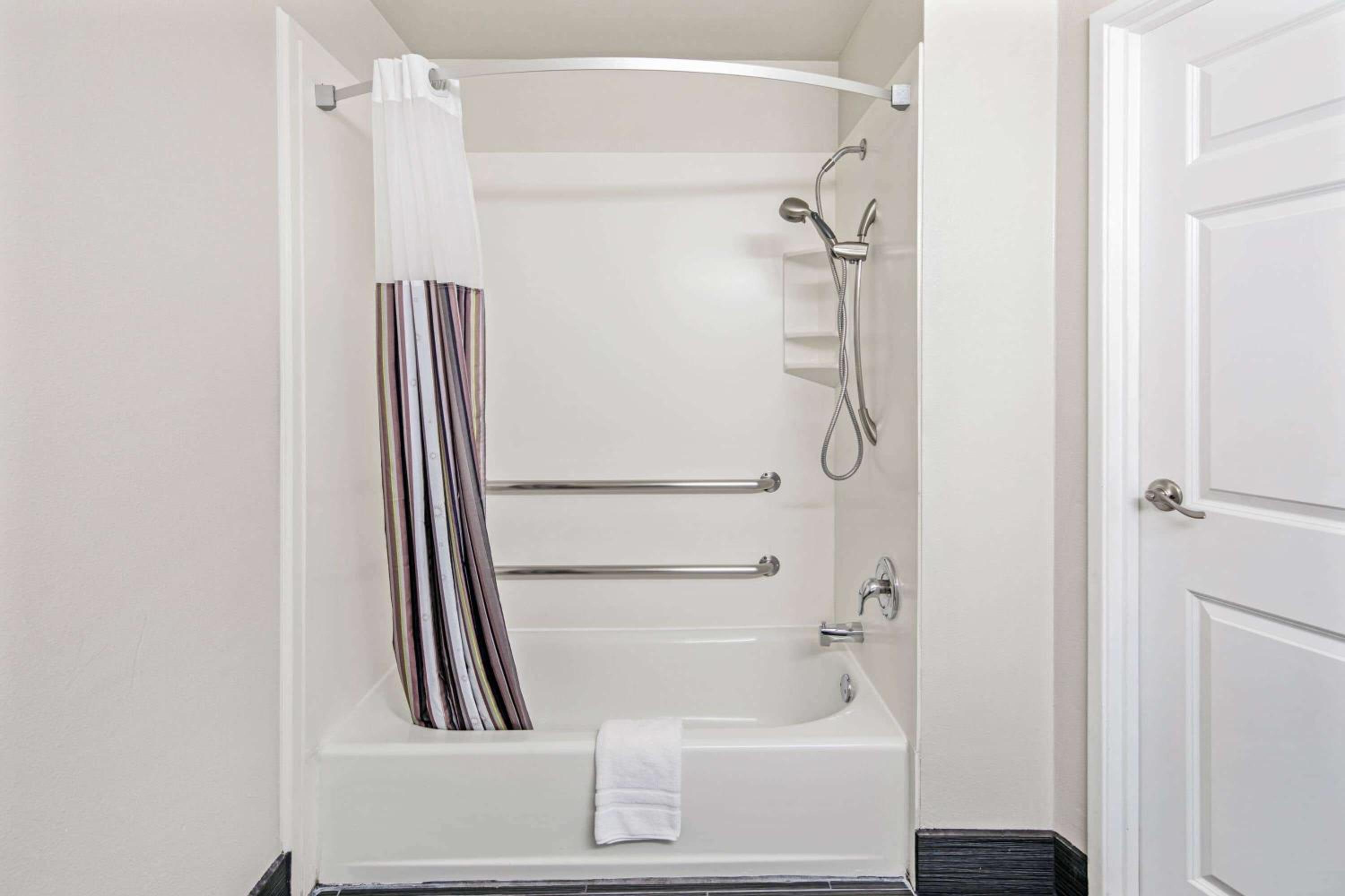 King Room - Disability Access - Photo 14