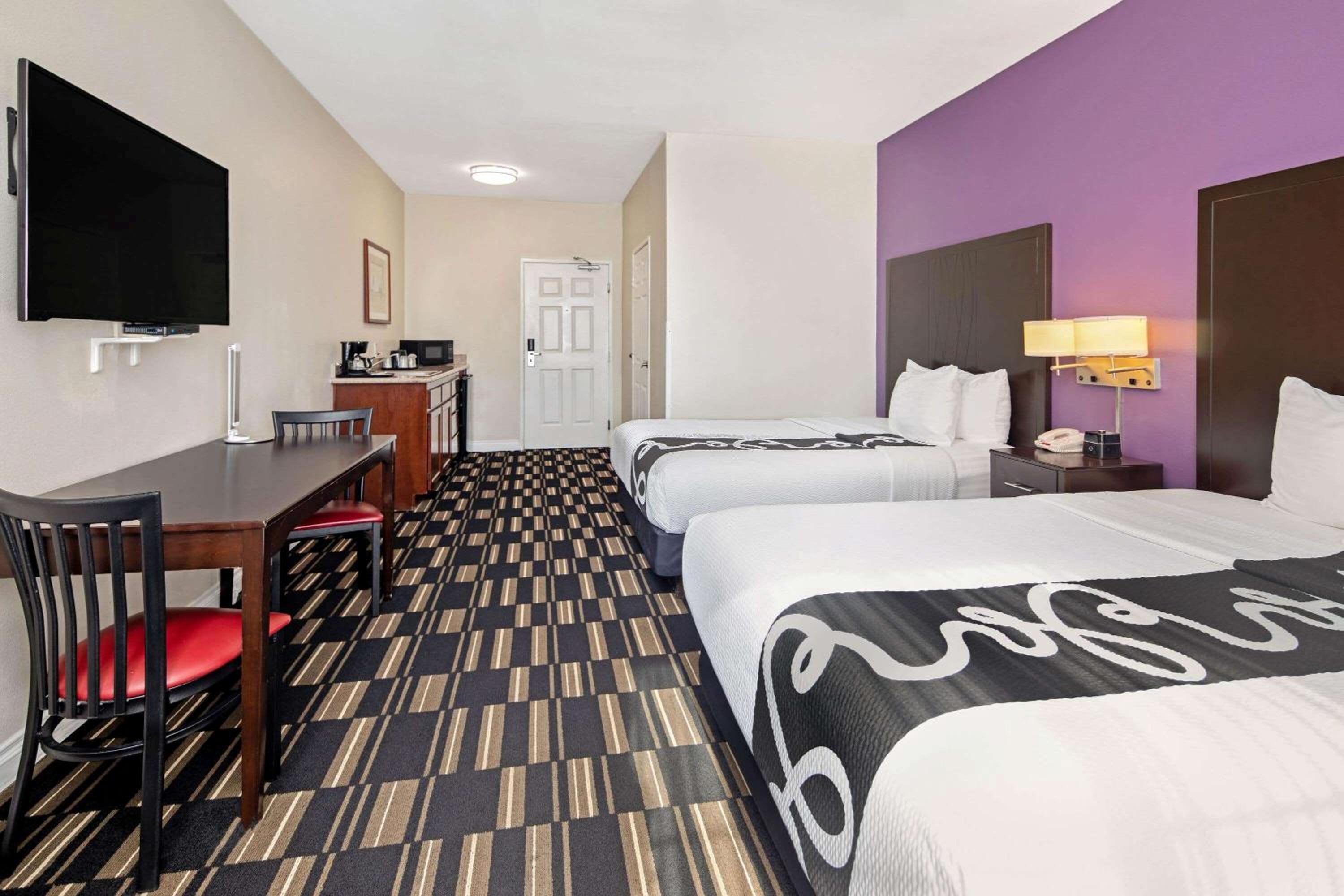 Standard Queen Room with Two Queen Beds - Photo 5