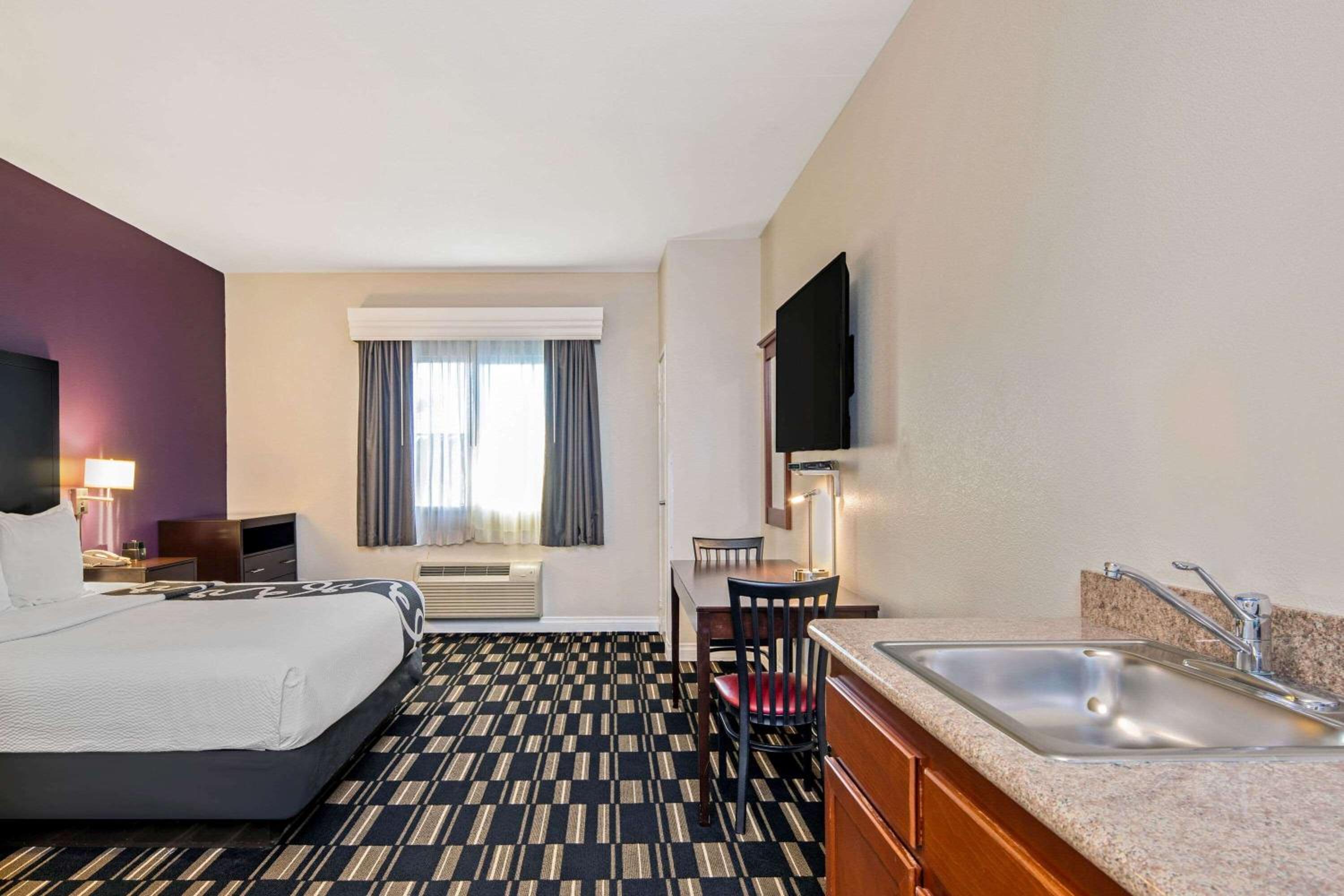 Standard King Room - Photo 15