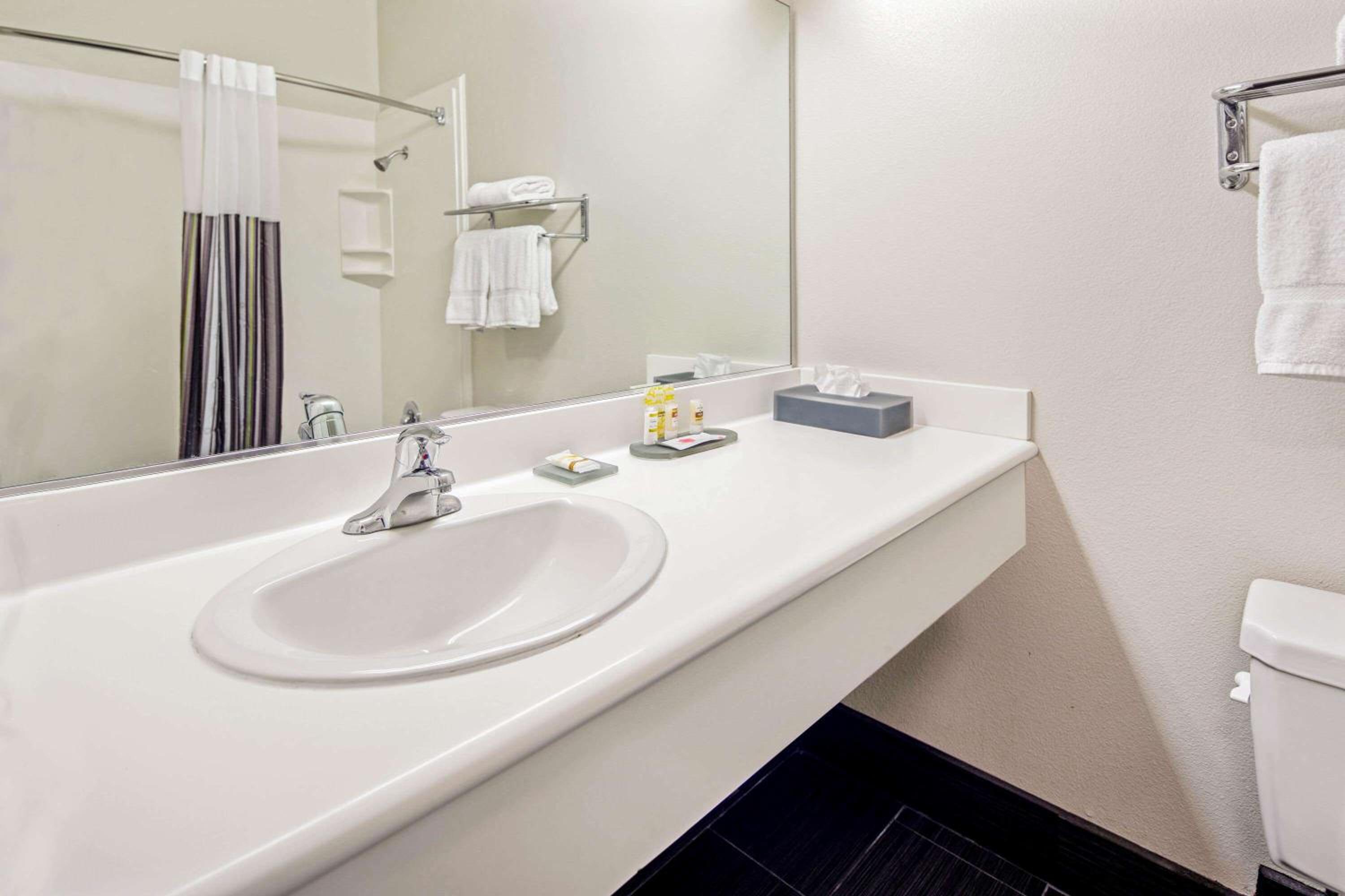 Standard King Room - Photo 10