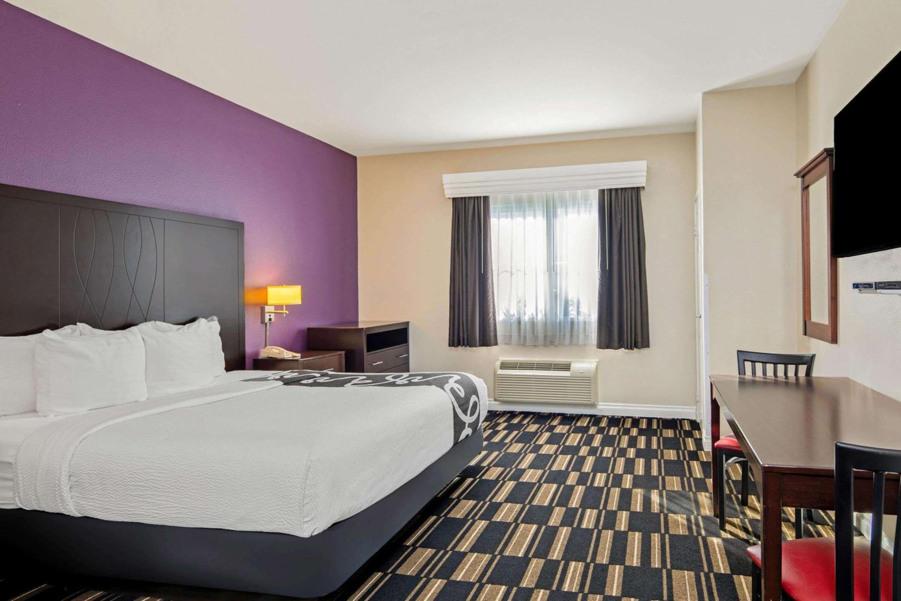 Standard King Room - Photo 11
