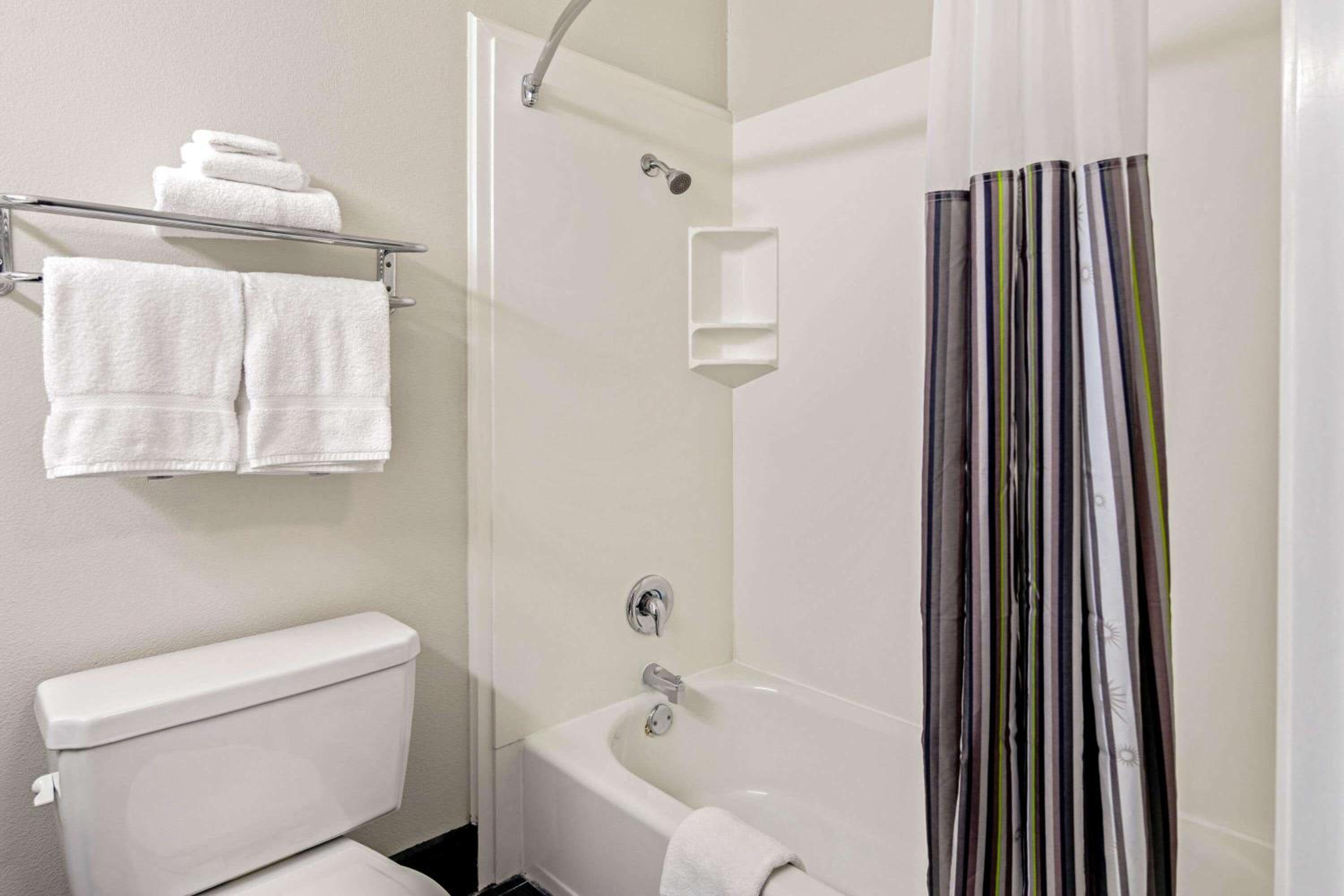 Standard King Room - Photo 13