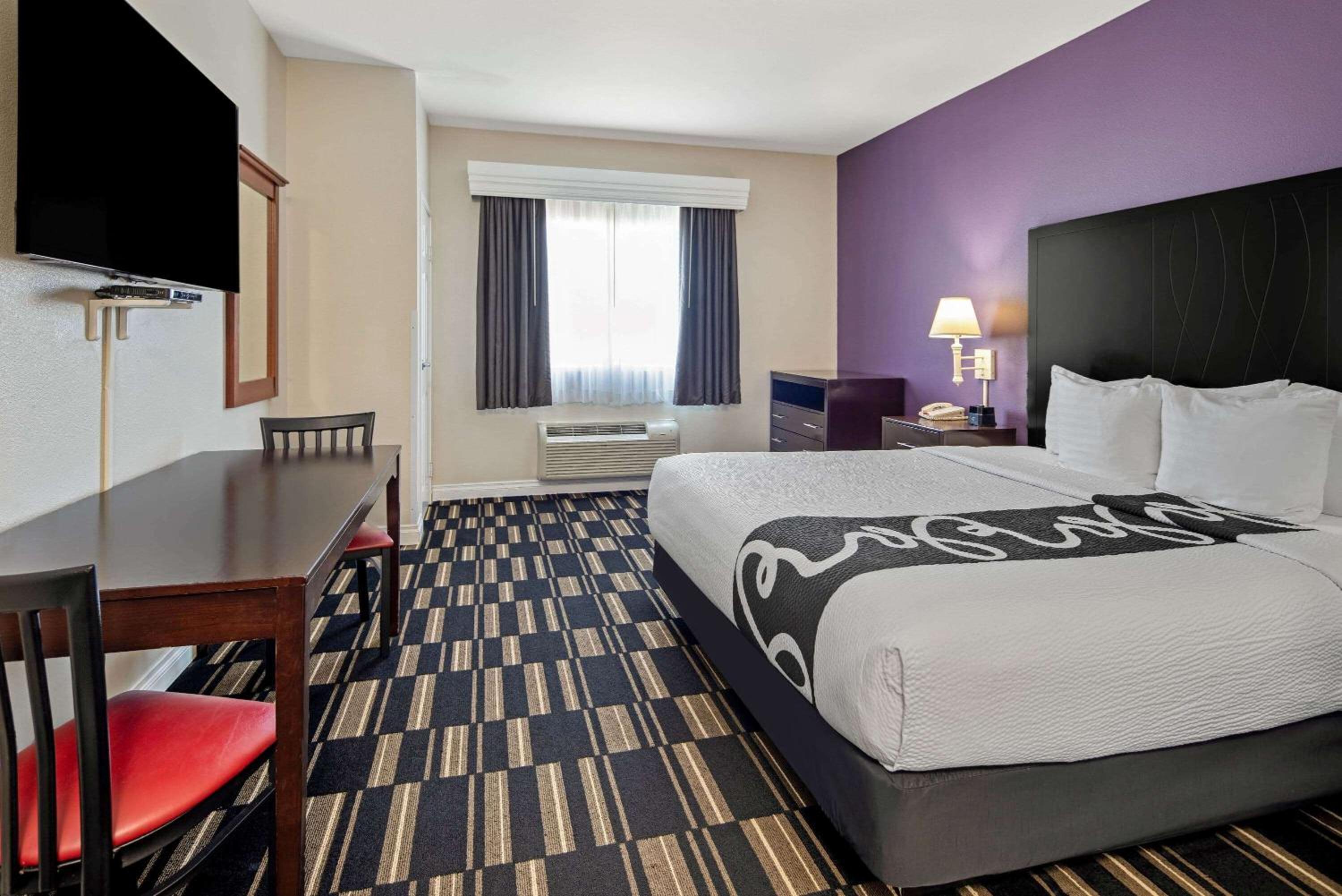 Standard King Room - Photo 8