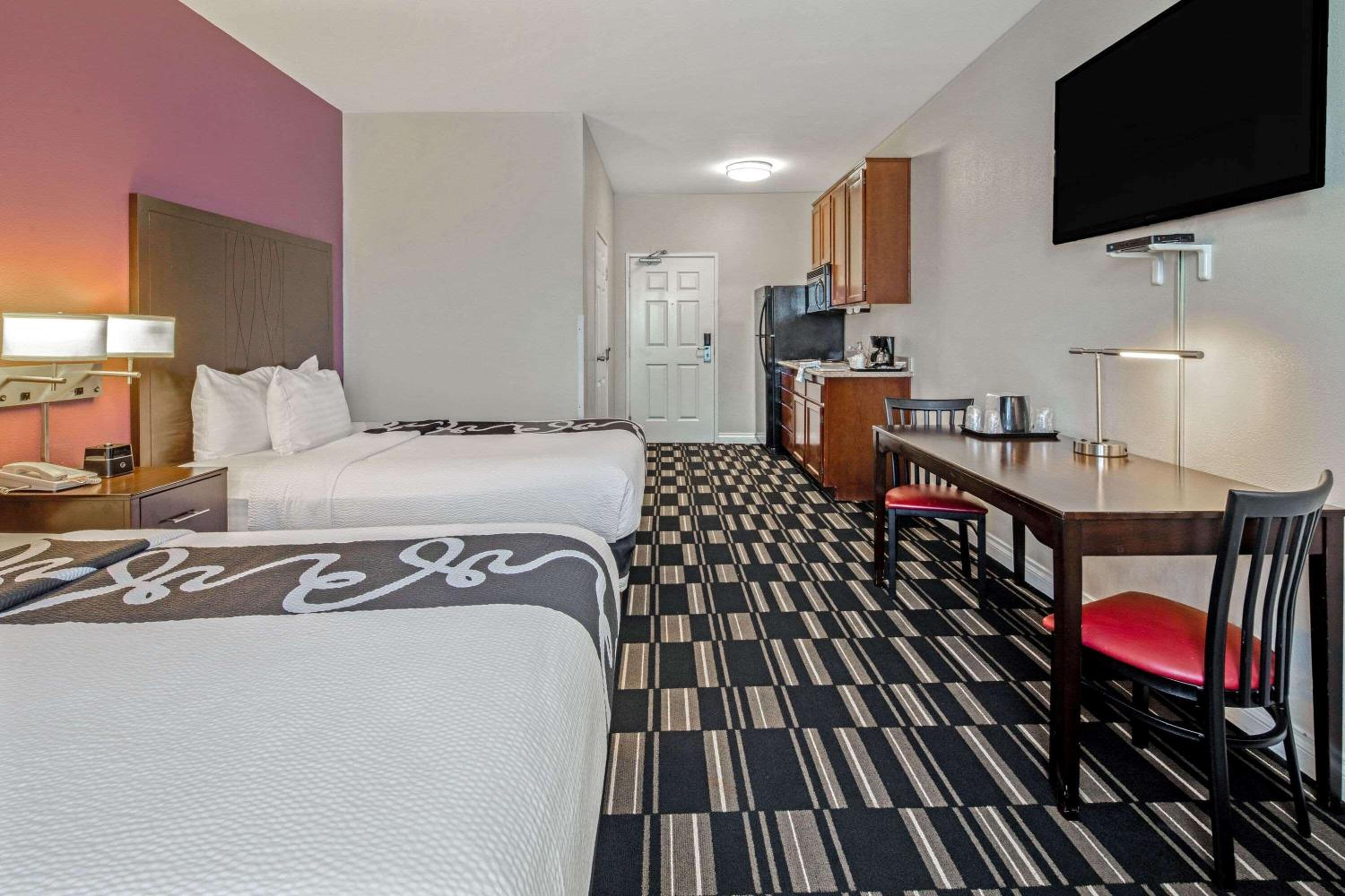 Executive Queen Room with Two Queen Beds - Photo 4