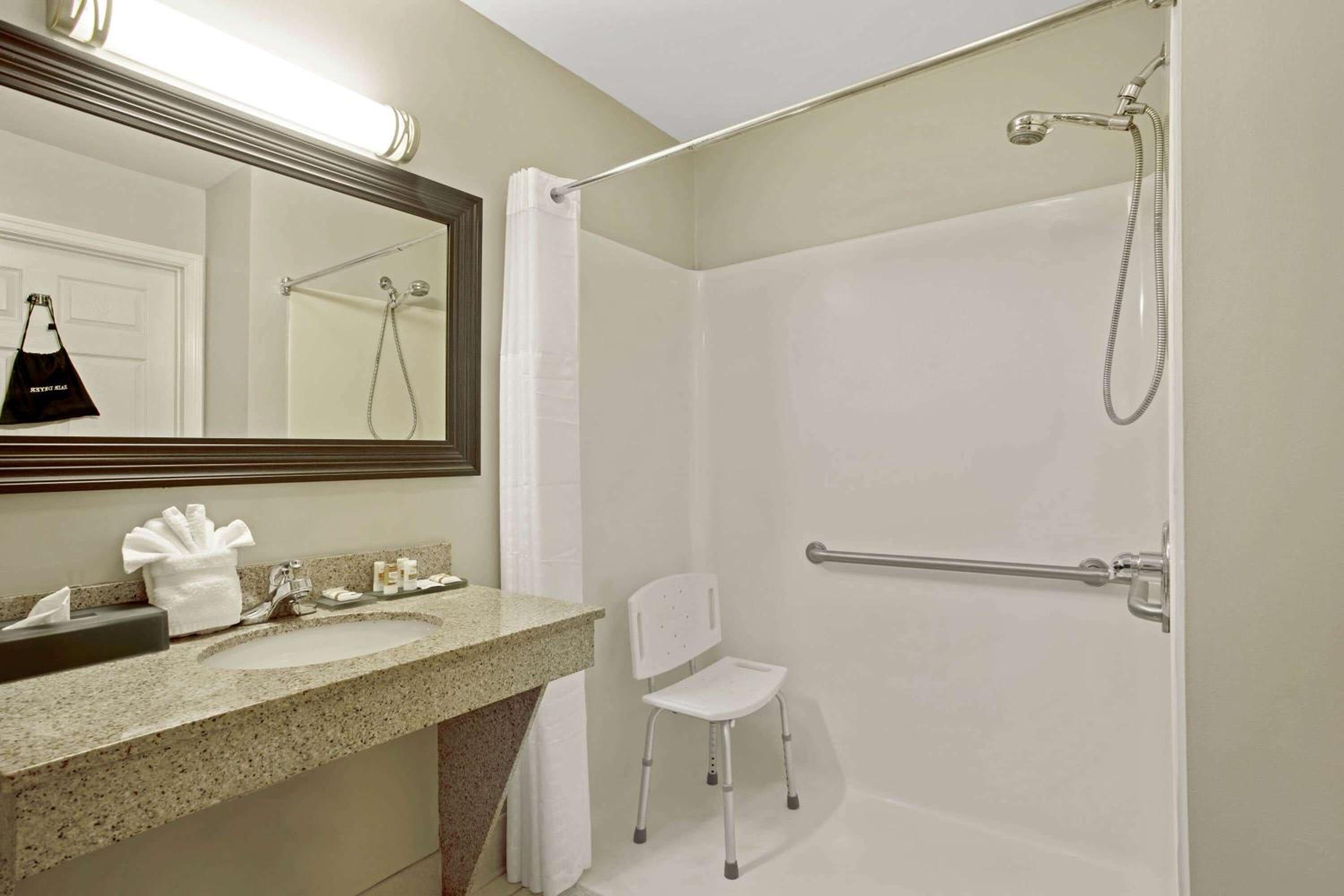 Deluxe King Room with Bath Tub - Mobility/Hearing Accessible - Non-Smoking - Photo 4
