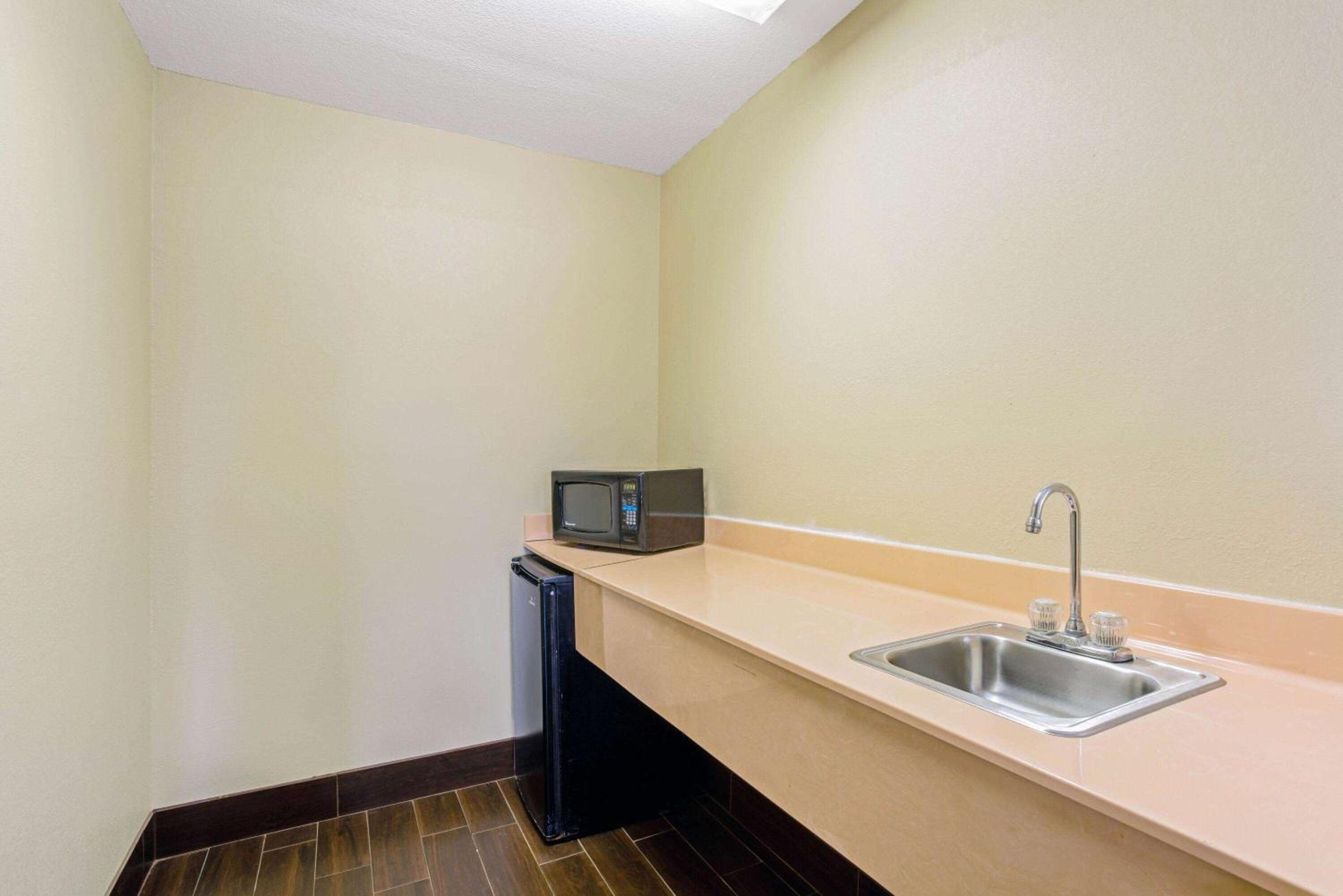 King Studio Suite with Two King Beds - Non-Smoking - Photo 5