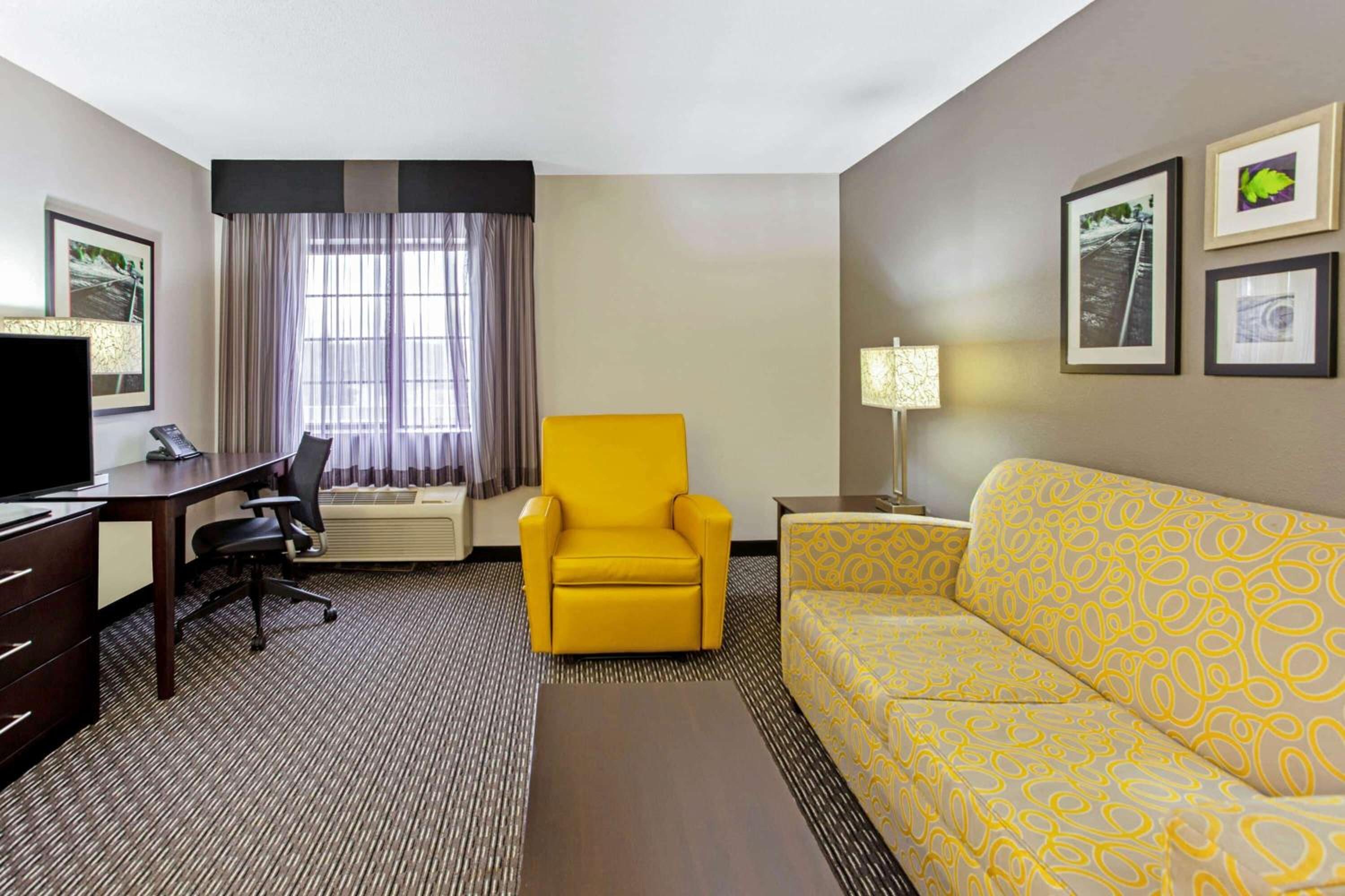 One-Bedroom King Suite - Non-Smoking - Photo 2