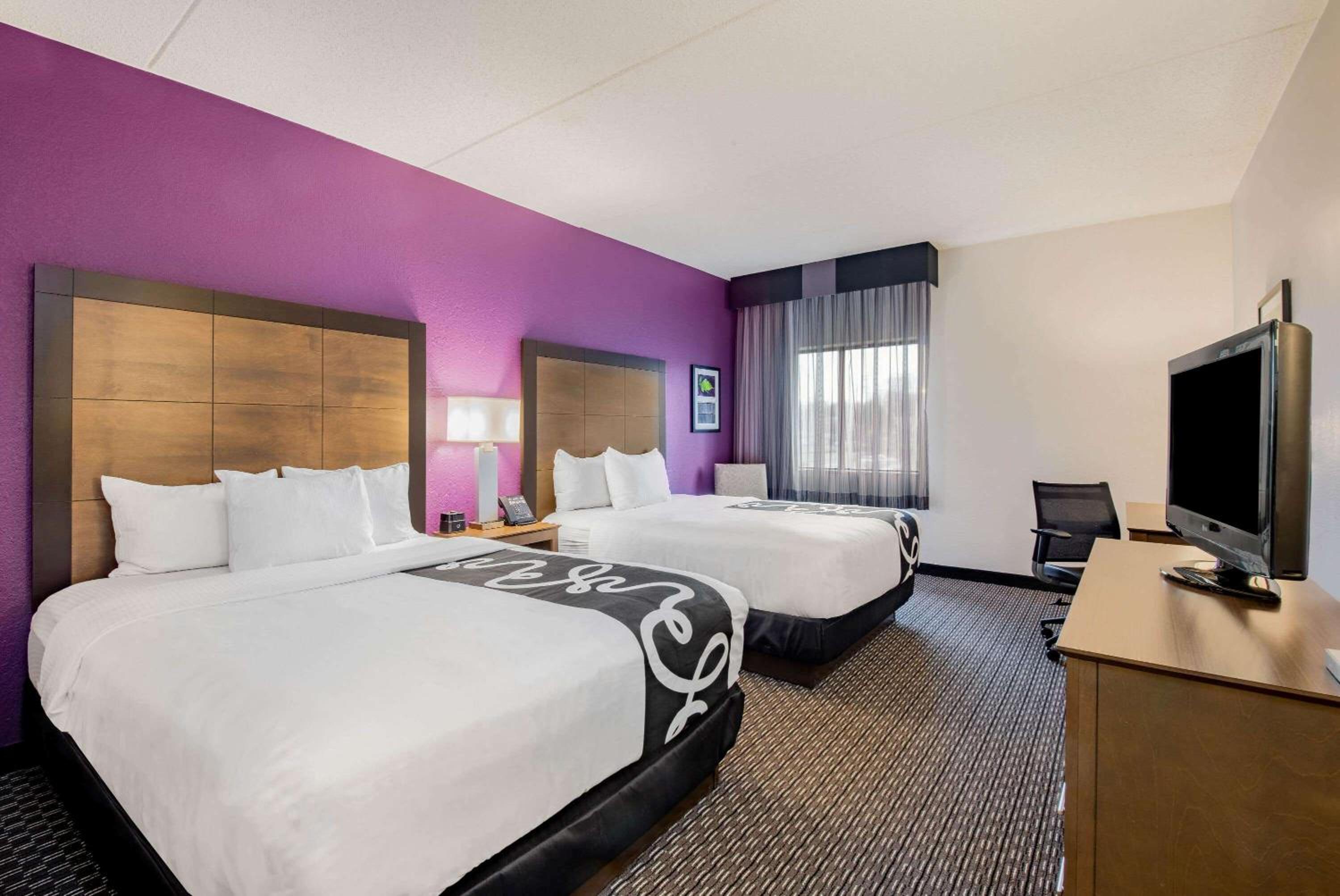 Queen Room with Two Queen Beds - Photo 2
