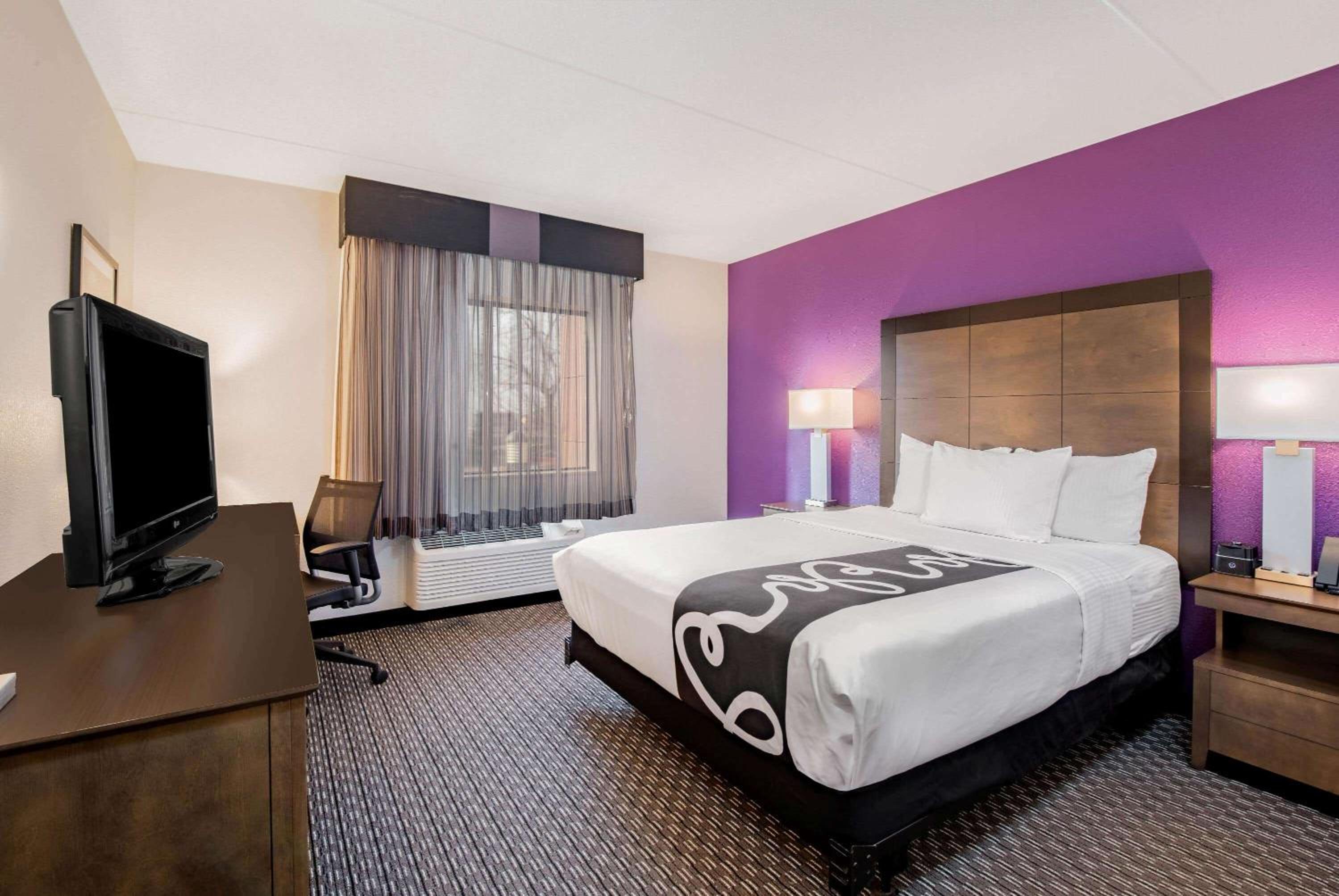 Queen Room - Mobility Accessible/Non-Smoking - Photo 1