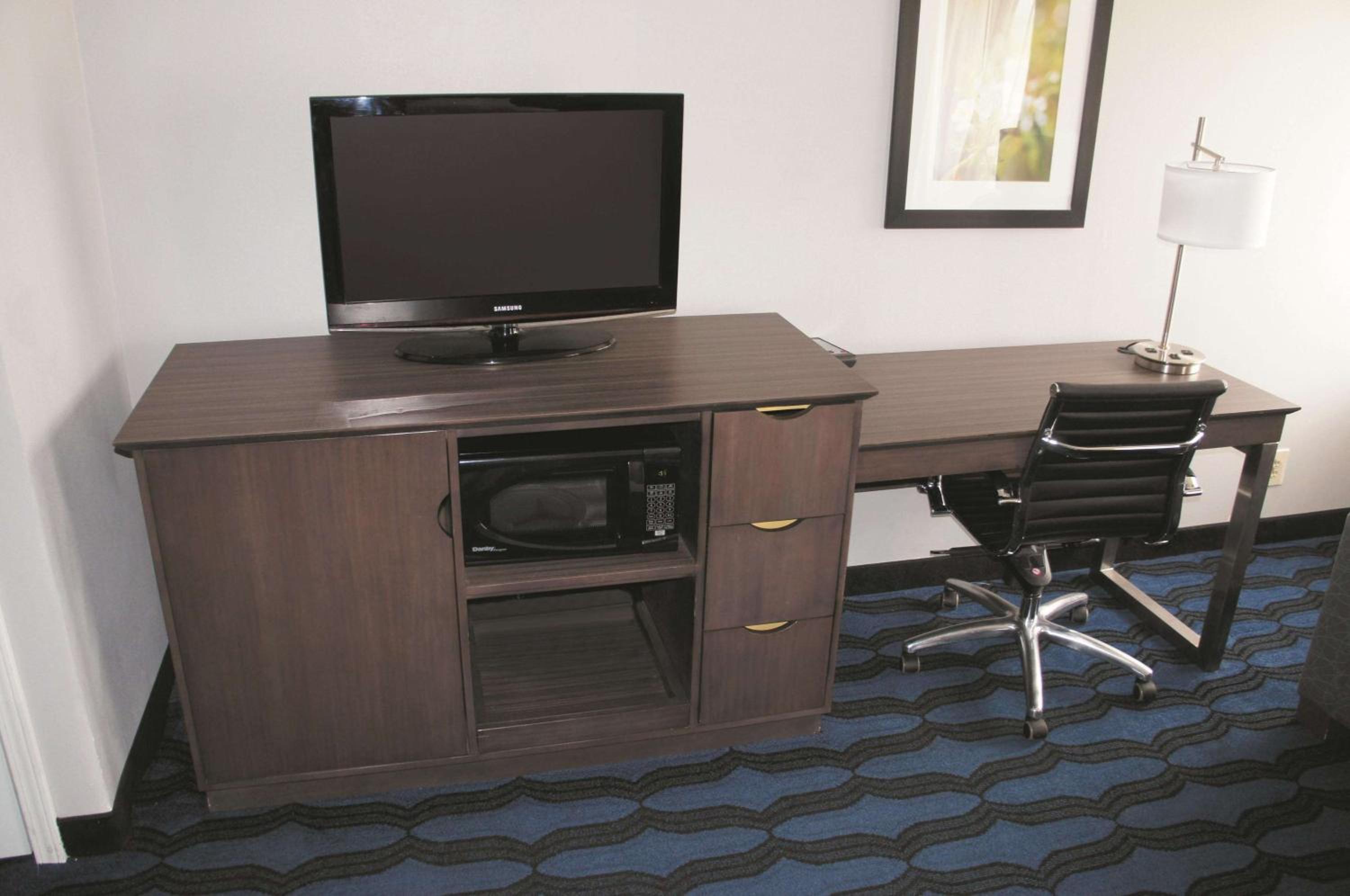 Deluxe Room with Two Queen Beds - Photo 5