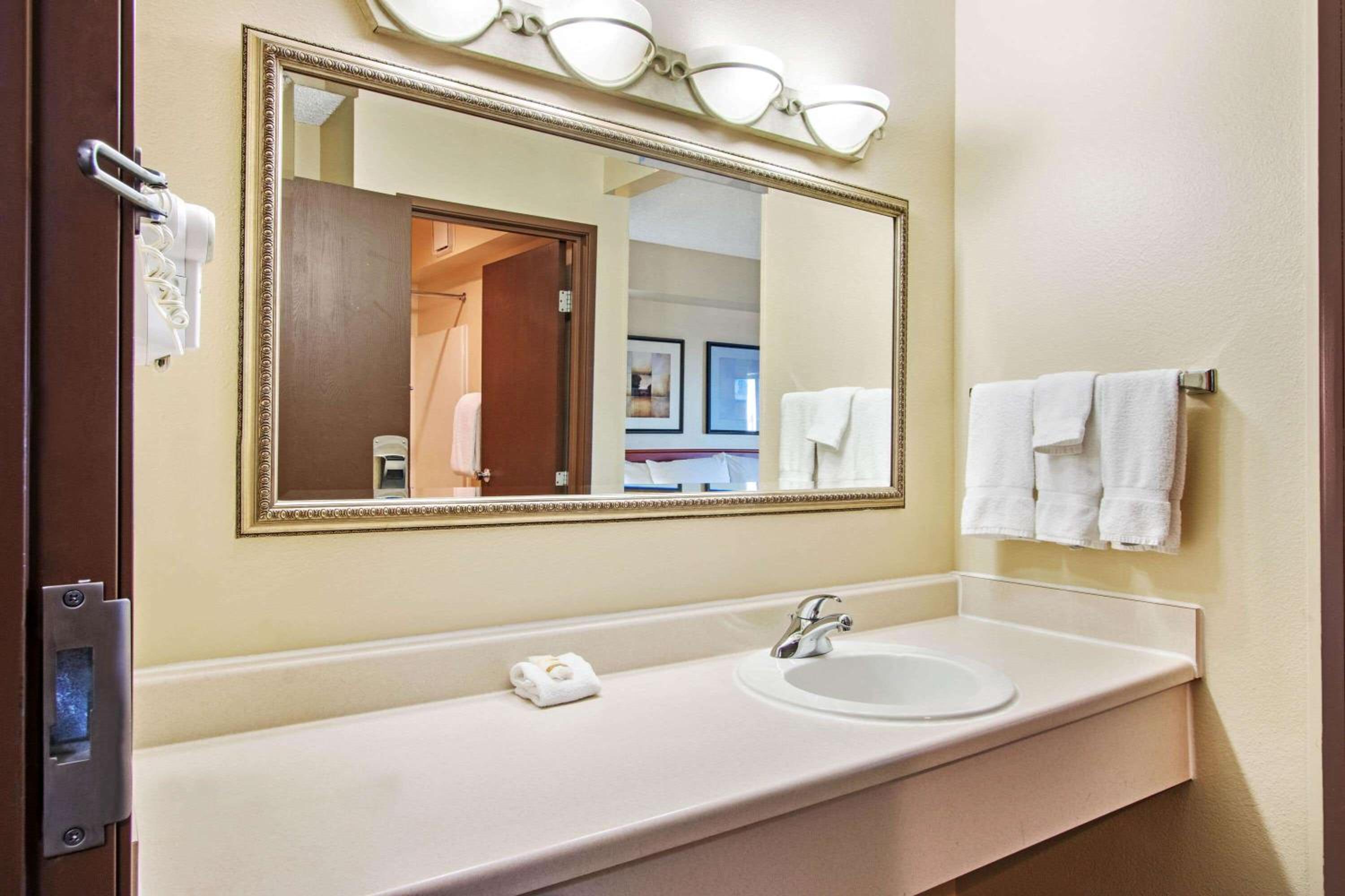 Double Room with Two Double Beds - Non-Smoking - Photo 4