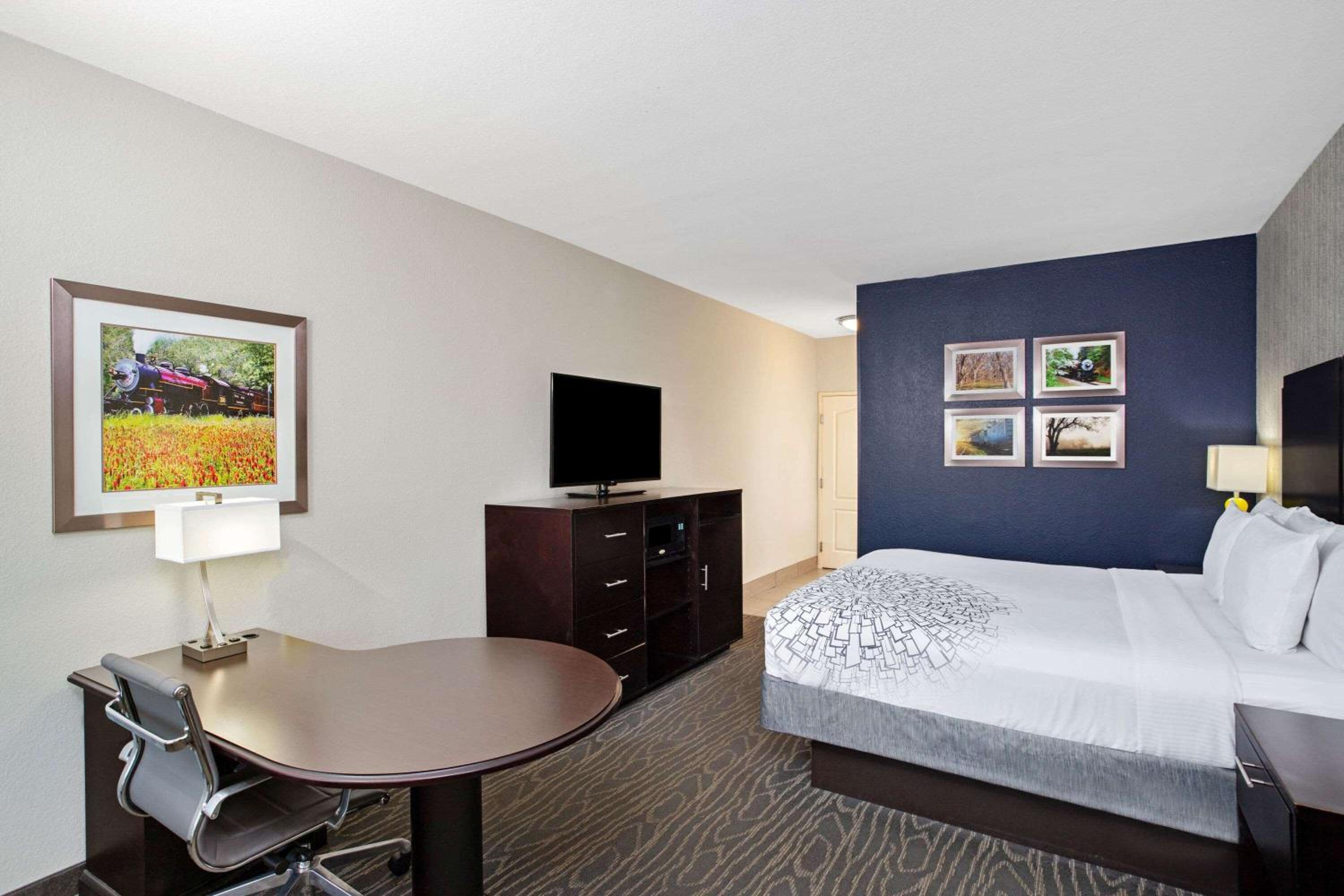 King Room with Limited View - Non-Smoking - Photo 1