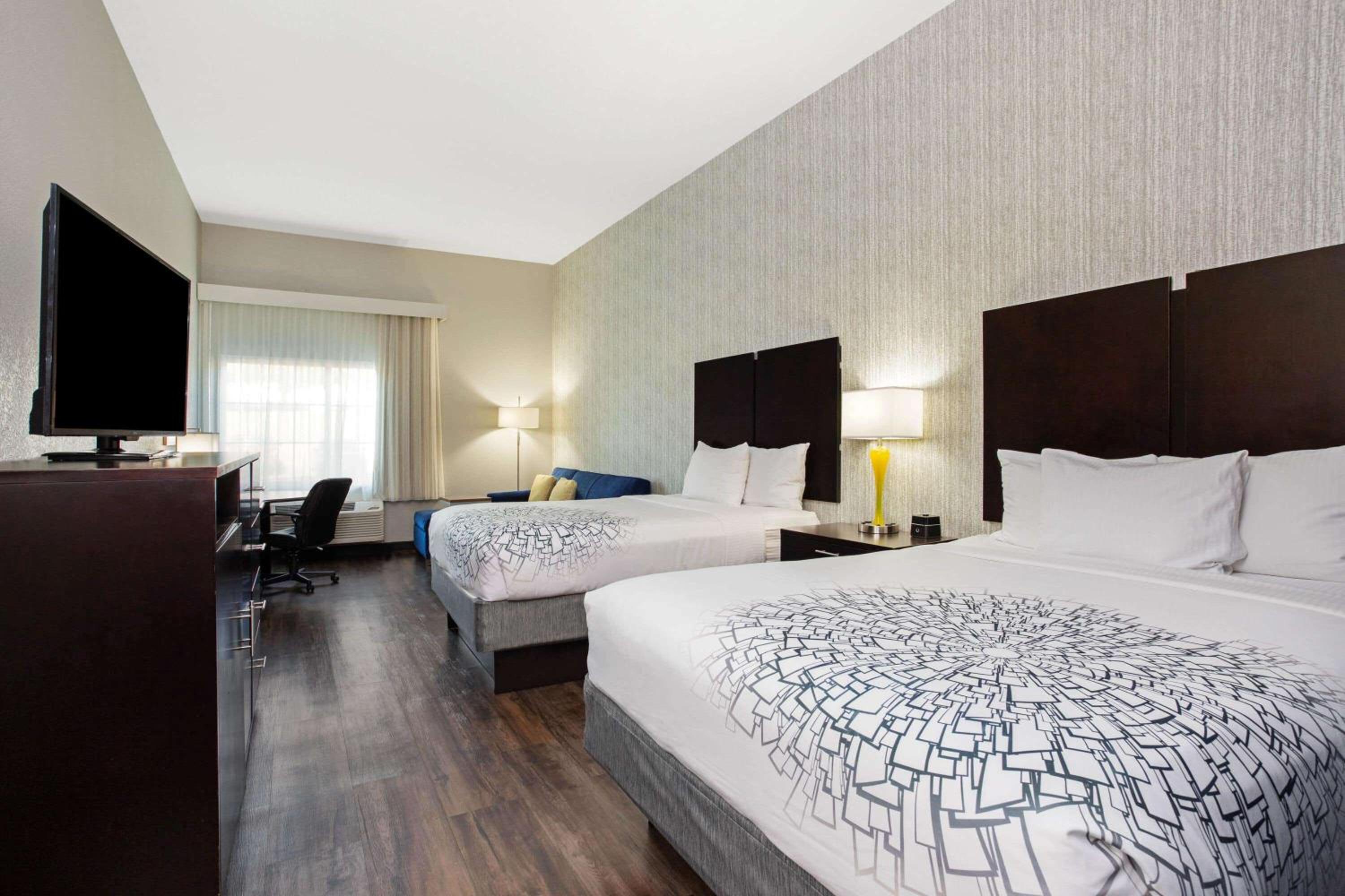 Queen Suite with Two Queen Beds and Limited View - Non-Smoking - Photo 2