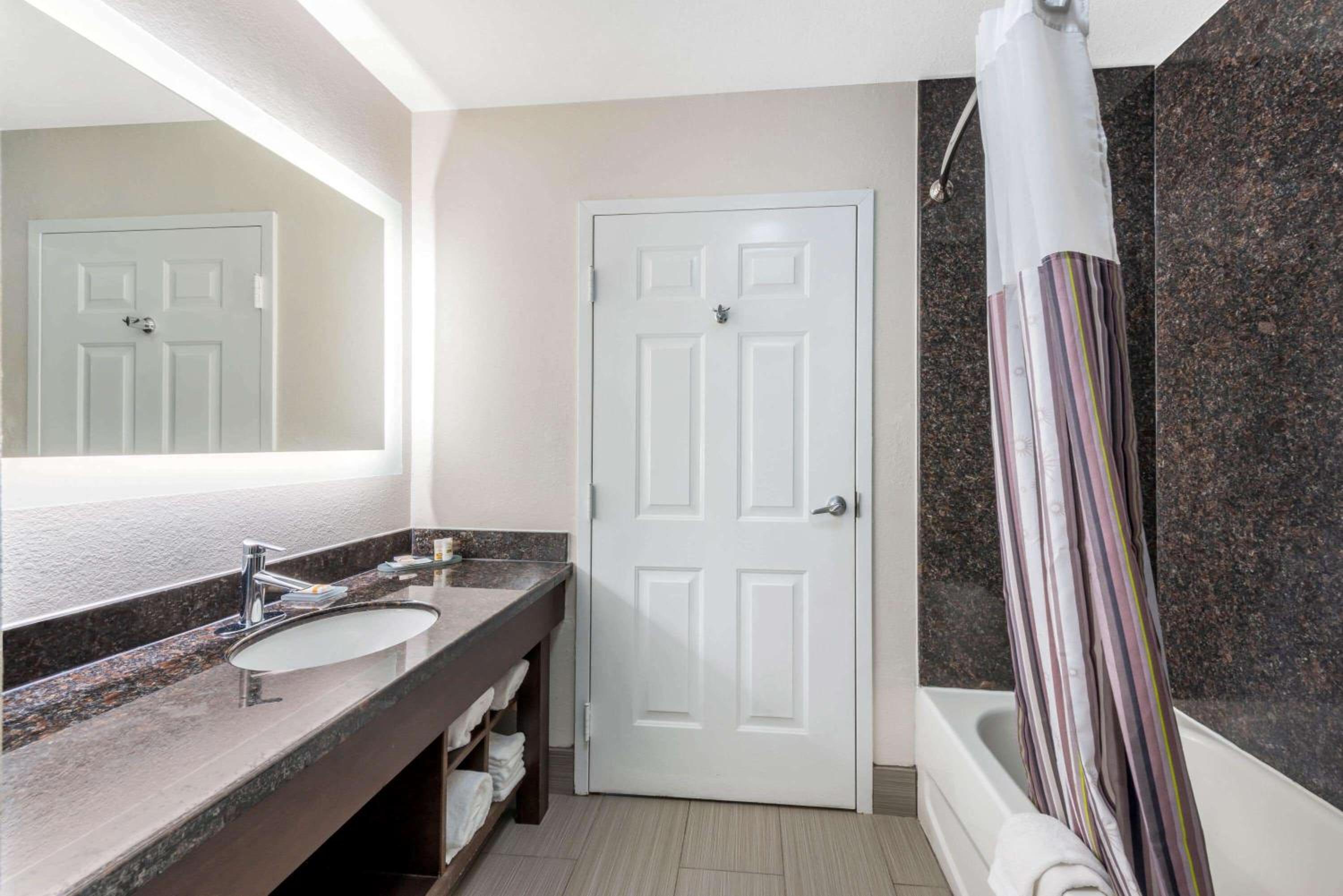 Deluxe King Suite - Non-Smoking - Photo 3