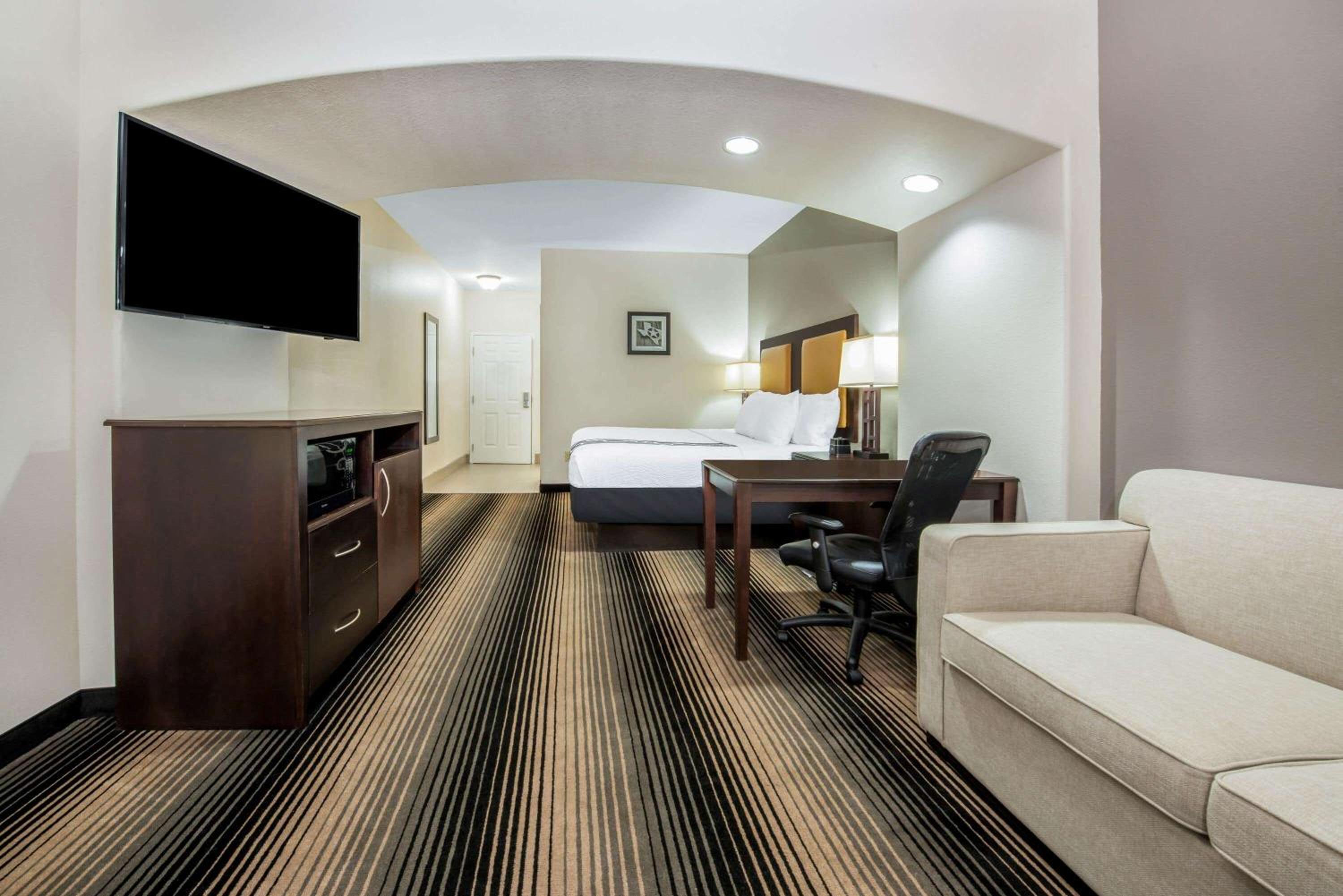 Deluxe Family King Suite with Tub and Grab Bars - Mobility and Hearing Access/Non-Smoking - Photo 1