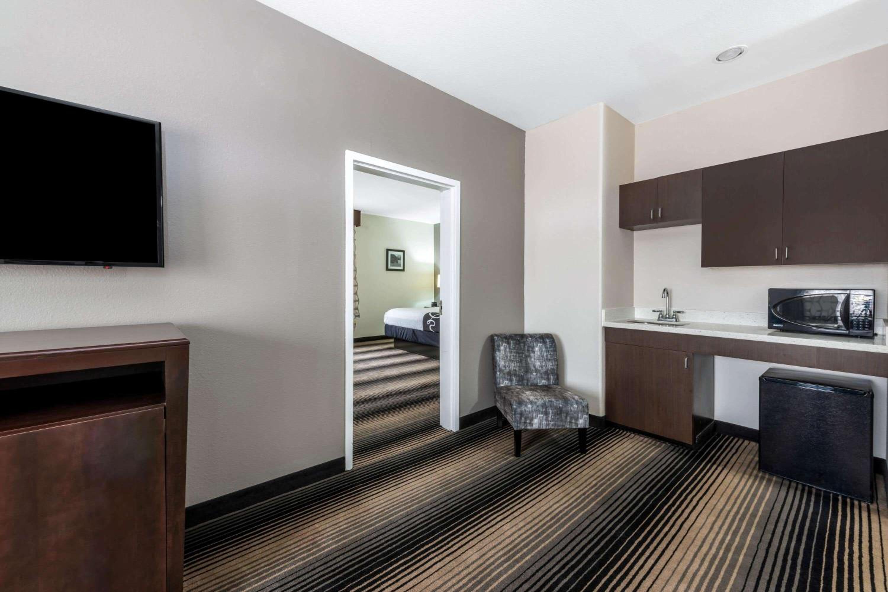 Deluxe Family Suite - Non-Smoking - Photo 3