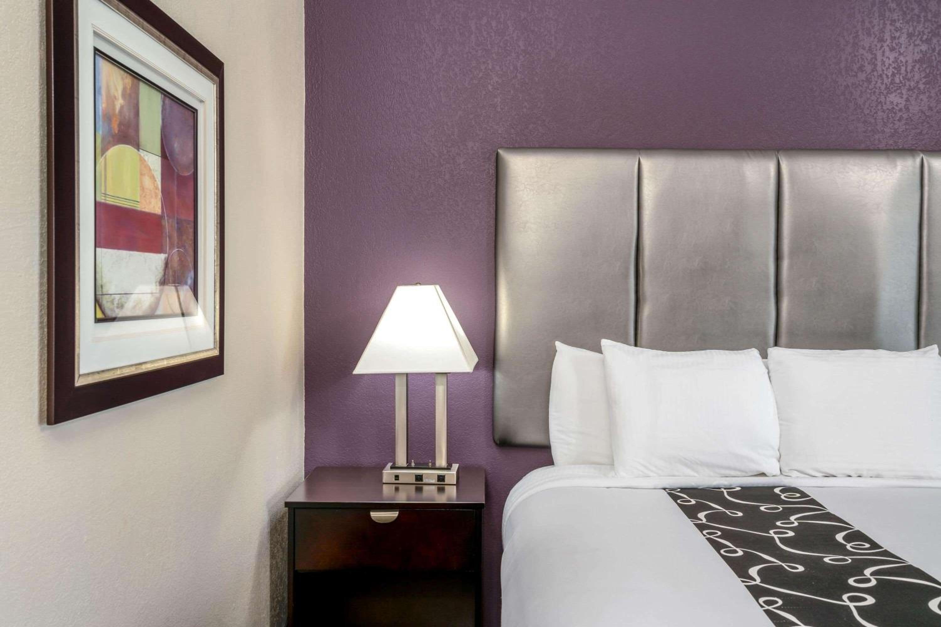 King Room - Non-Smoking - Photo 6