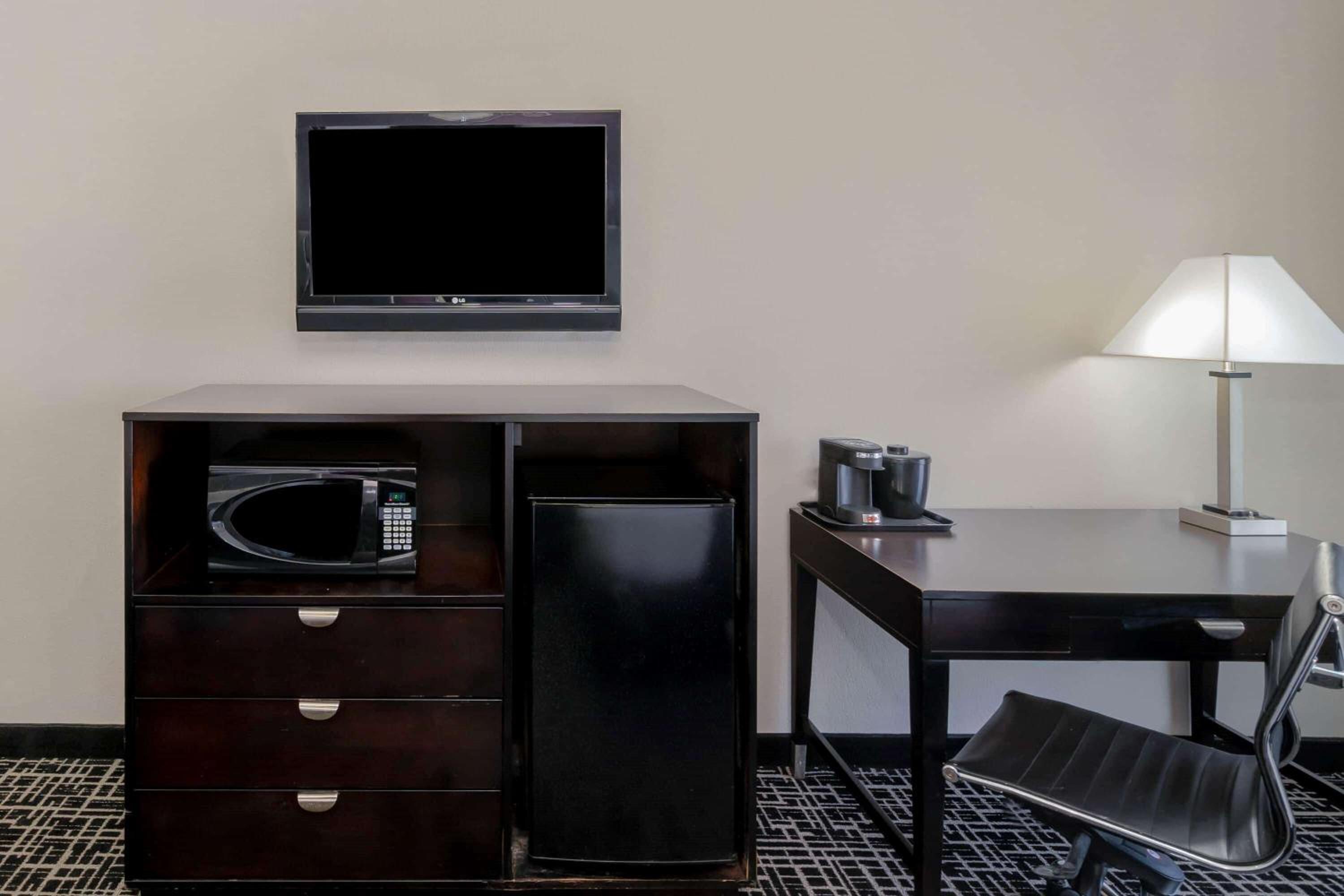 King Room - Non-Smoking - Photo 5