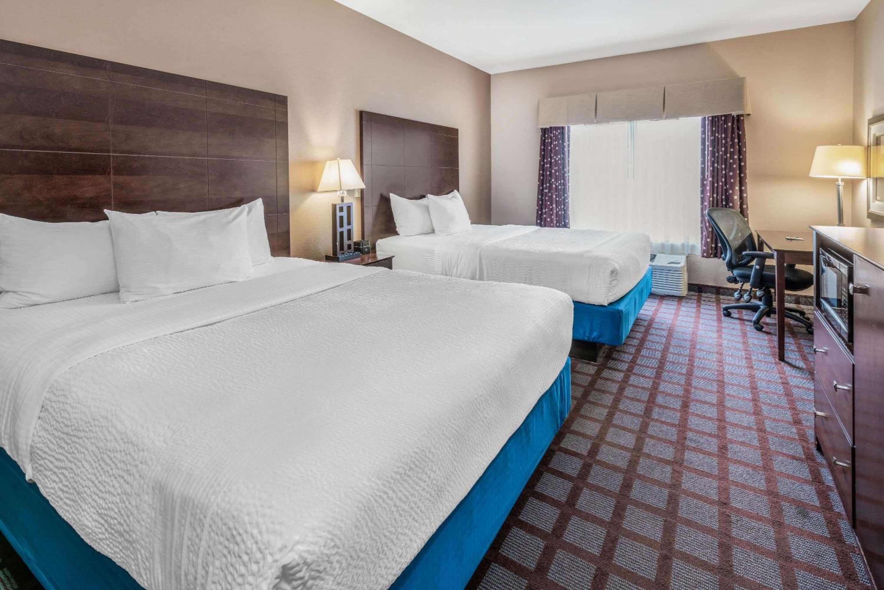 Queen Room with Two Queen Beds - Mobility Access/Non-Smoking photo 1