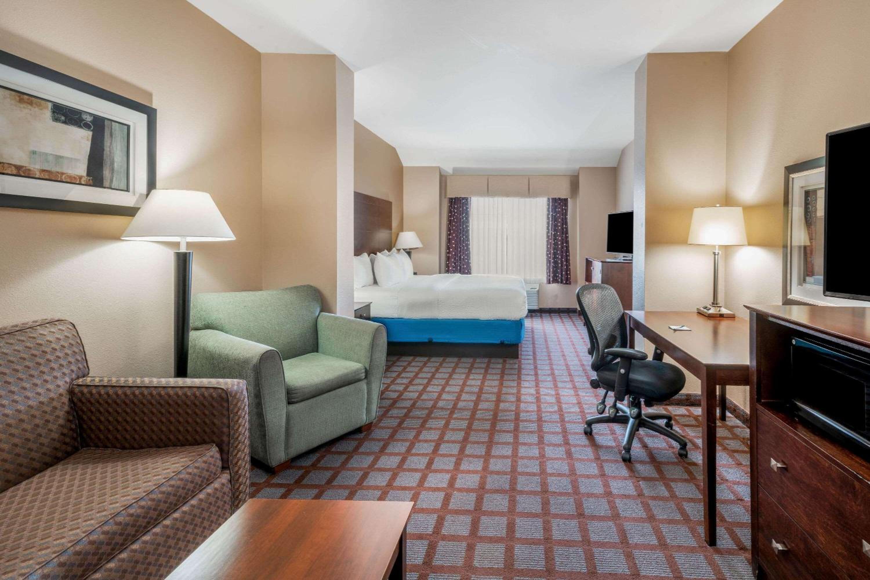 King Suite - Non-Smoking photo 1