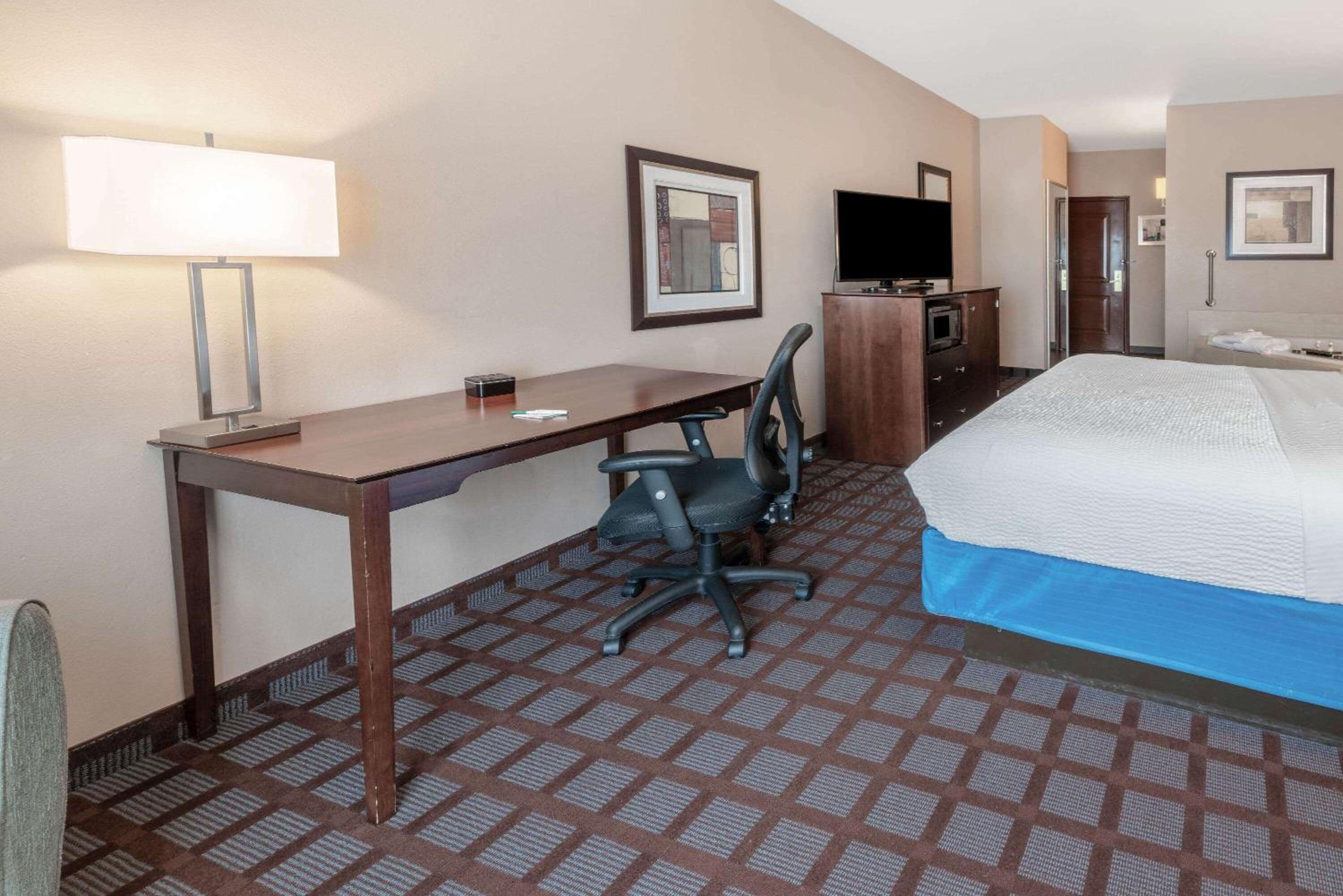 Deluxe King Room - Non-Smoking photo 1